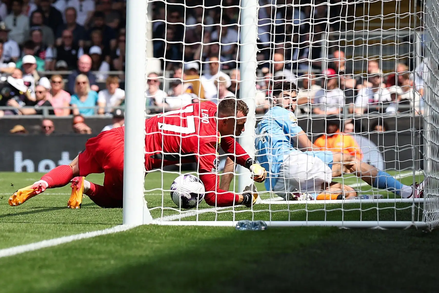 El defensor croata del Manchester City, Josko Gvardiol, anota el tercer gol del equipo durante el partido de fútbol de la Premier League inglesa entre Fulham y Manchester City. Foto: ANDINA/AFP