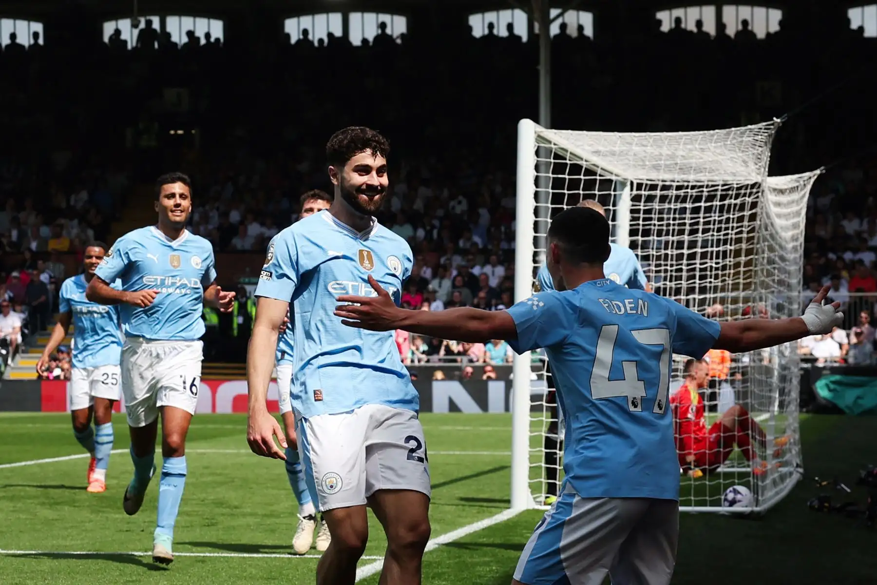 El defensor croata del Manchester City Josko Gvardiol celebra marcar el tercer gol del equipo con el centrocampista inglés del Manchester City  Phil Foden durante el partido de fútbol de la Premier League inglesa entre Fulham y Manchester City.
Foto: ANDINA/AFP