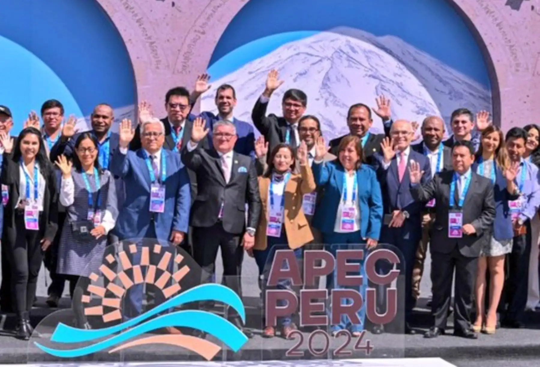 El ministro del Ambiente, Juan Carlos Castro, señaló durante su participación en la reunión APEC 2024 que se realiza en la ciudad de Arequipa los avances respecto a normativas y espacios de gobernanza en los diversos niveles para la acción climática, incluyendo la Comisión de Alto Nivel de Cambio Climático y la Plataforma de Pueblos Indígenas para enfrentar el Cambio Climático.