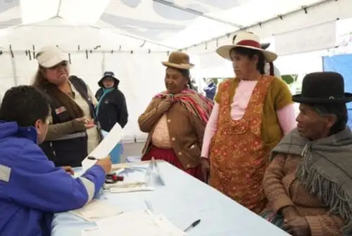 La Campaña Cívica Multisectorial ejecutada por las Fuerzas Armadas en coordinación con otras instituciones en la provincia de Yunguyo, en el departamento de Puno, logró atender a 12,681 personas vulnerables con servicios de salud y programas sociales del Estado, en los cuatro días que duró la intervención.