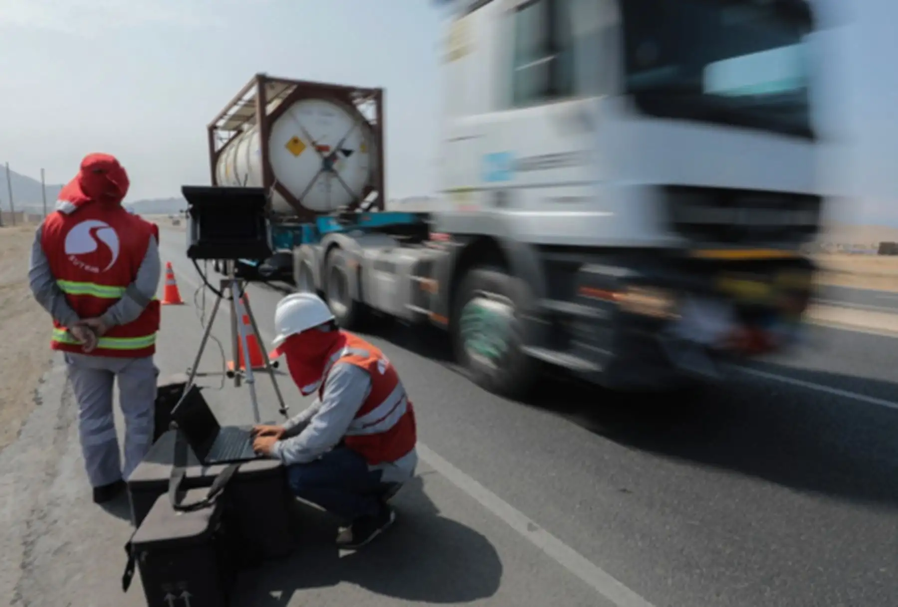 Con la finalidad de reducir los índices de siniestrabilidad en las carreteras del país, el Ministerio de Transportes y Comunicaciones (MTC), a través de su entidad adscrita, la Superintendencia de Transporte Terrestre de Personas, Carga y Mercancías (Sutran) reforzará sus acciones de inspección para revisar el cumplimiento de los límites máximos de velocidad en 20 tramos de la Red Vial Nacional en nueve regiones del país durante el mes de mayo.