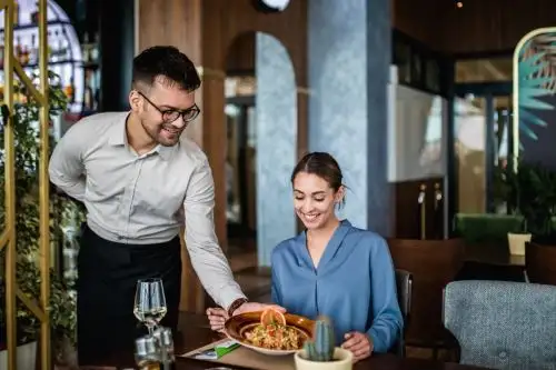 Los restaurantes trabajan en feriados por que la demanda por sus servicios se incrementa en esos días. INTERNET/Medios