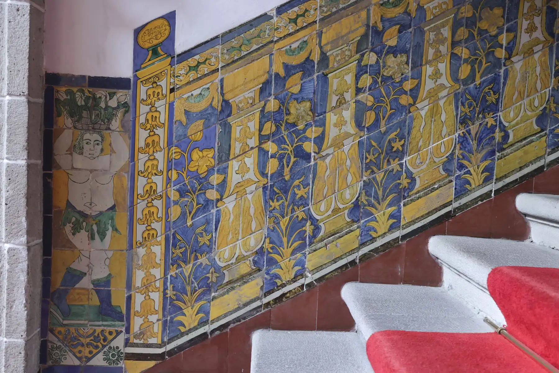 Los azulejos que decoran gran parte de los interiores de la casona fueron originalmente importados de talleres de Sevilla. Foto: ANDINA/Melina Mejía