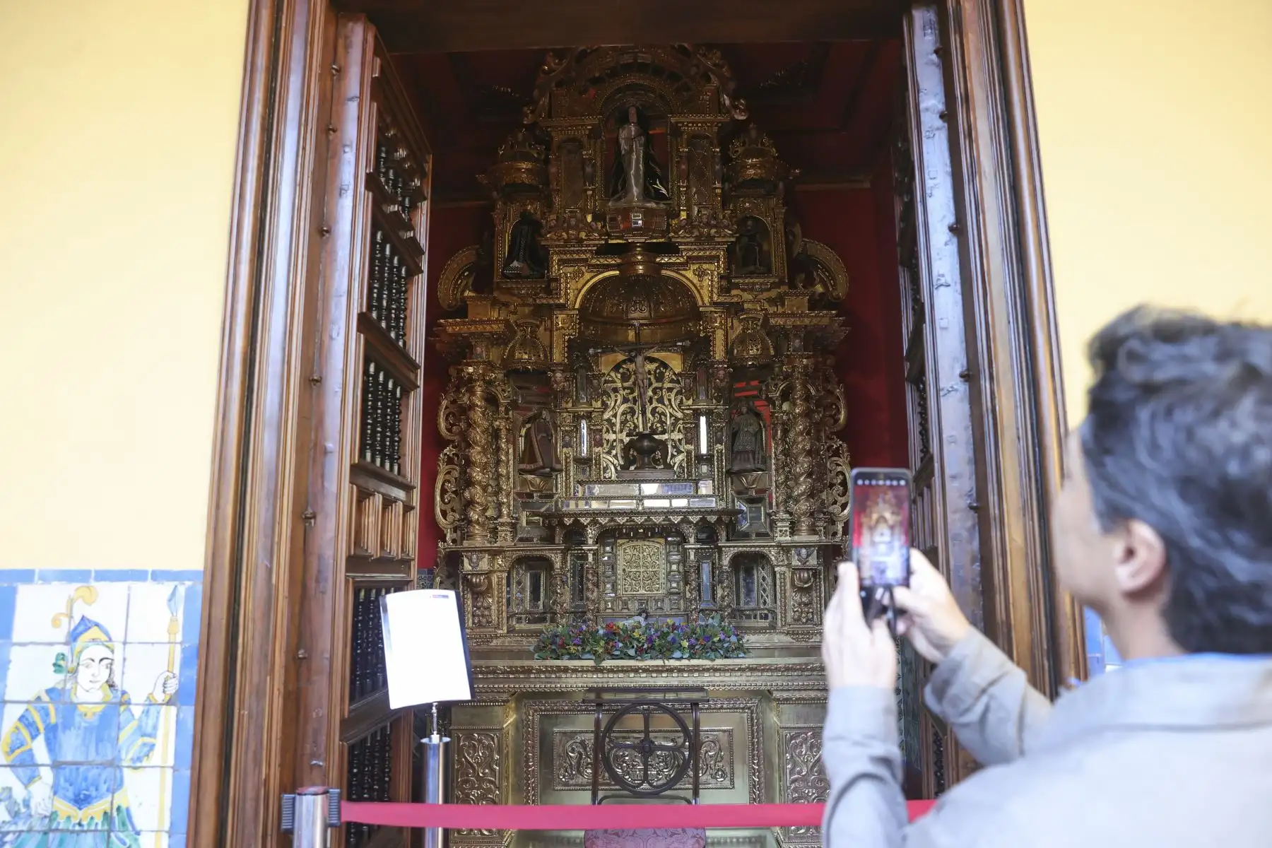 El oratorio esta cubierto de pan de oro y tiene como figura resaltante una imagen de la santa peruana Santa Rosa de Lima. Foto: ANDINA/Melina Mejía