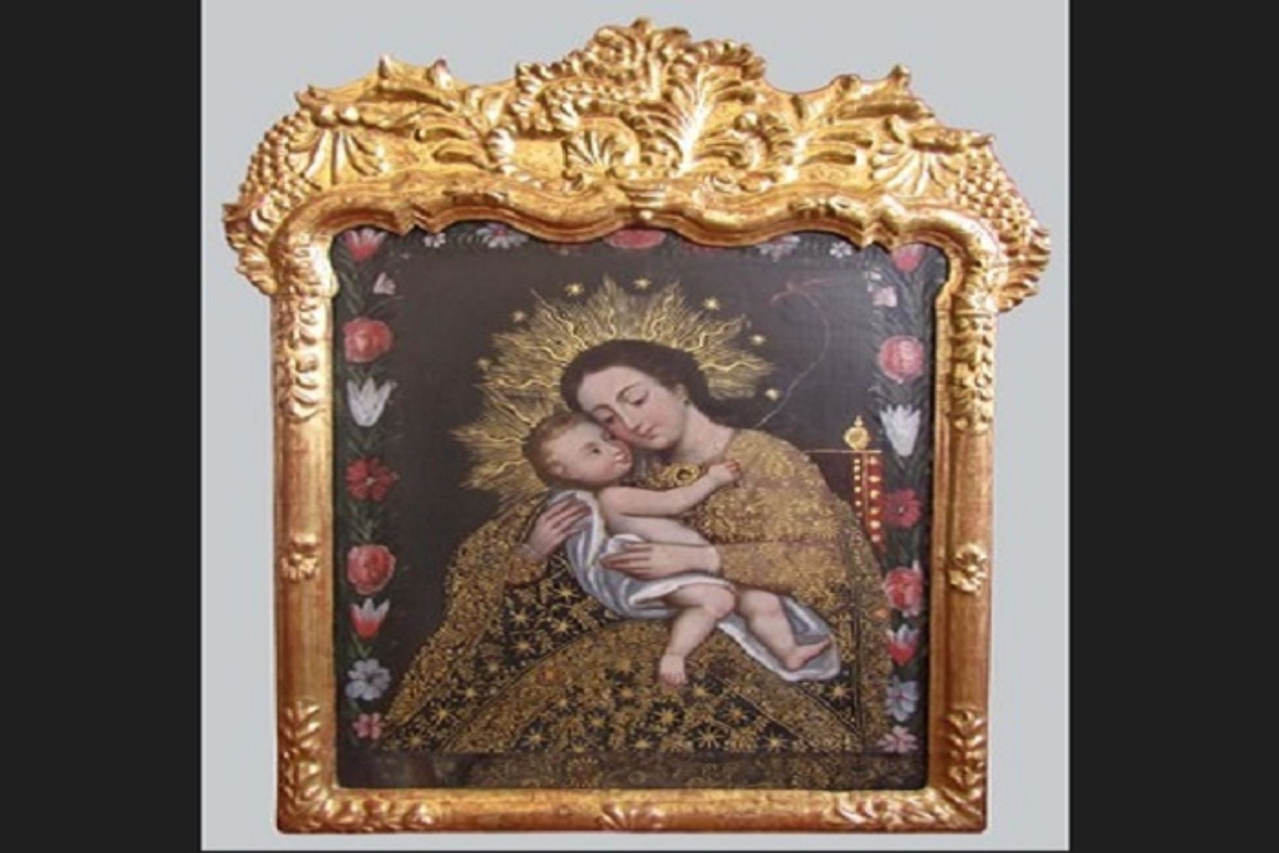 En el Museo Histórico Regional de Cusco - Casa Garcilaso, se encuentra "La Virgen y el Niño", una obra anónima perteneciente al arte religioso del siglo XVIII que retrata a María en un sillón frailero, abrazando amorosamente al Niño Jesús. ANDINA/Difusión