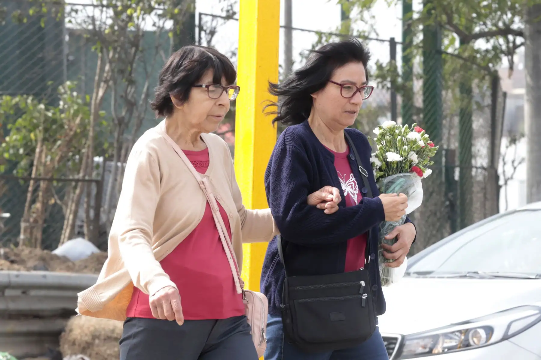 Venta de arreglos florales, rosas y otros artículos se incrementa en el Mercado de Flores de Acho por el Día de la Madre. Foto: ANDINA/Vidal Tarqui.