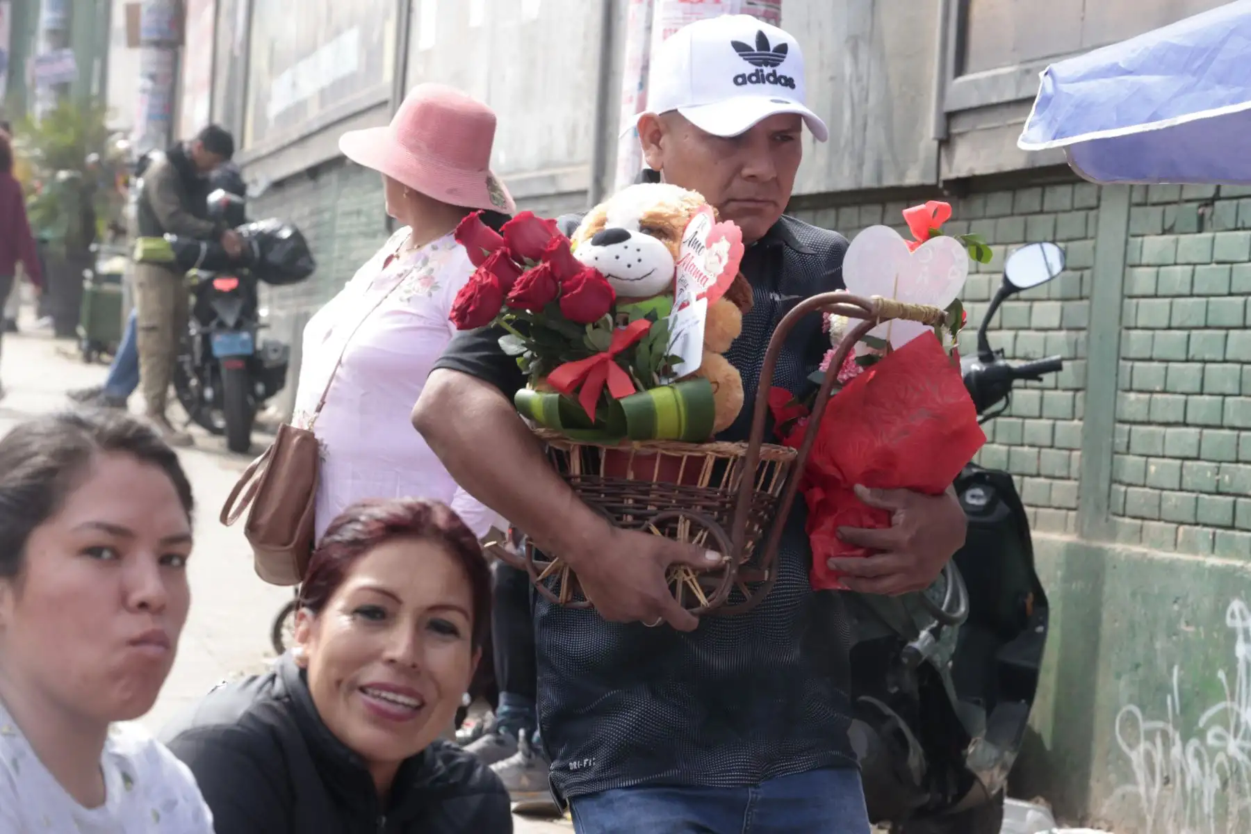 Venta de arreglos florales, rosas y otros artículos se incrementa en el Mercado de Flores de Acho por el Día de la Madre. Foto: ANDINA/Vidal Tarqui.