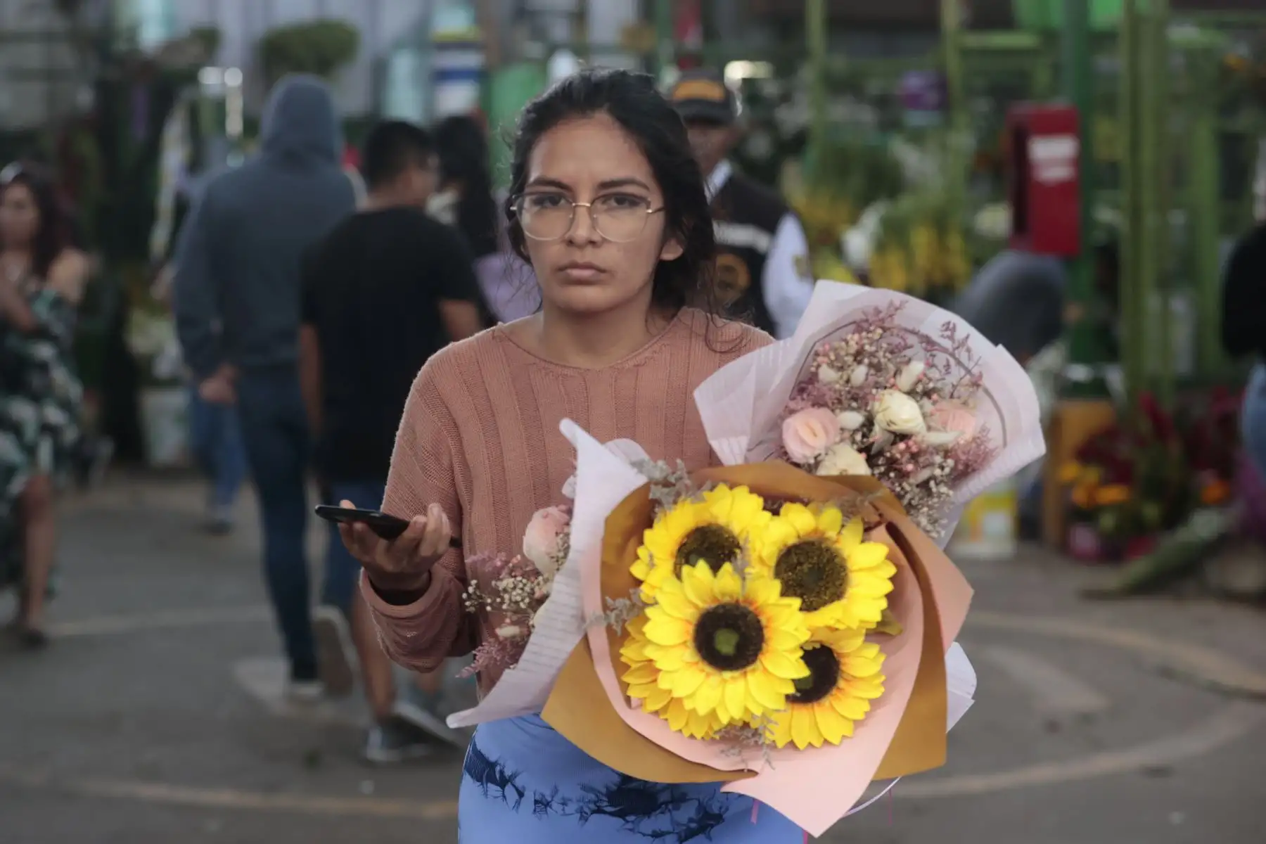 Venta de arreglos florales, rosas y otros artículos se incrementa en el Mercado de Flores de Acho por el Día de la Madre. Foto: ANDINA/Vidal Tarqui.