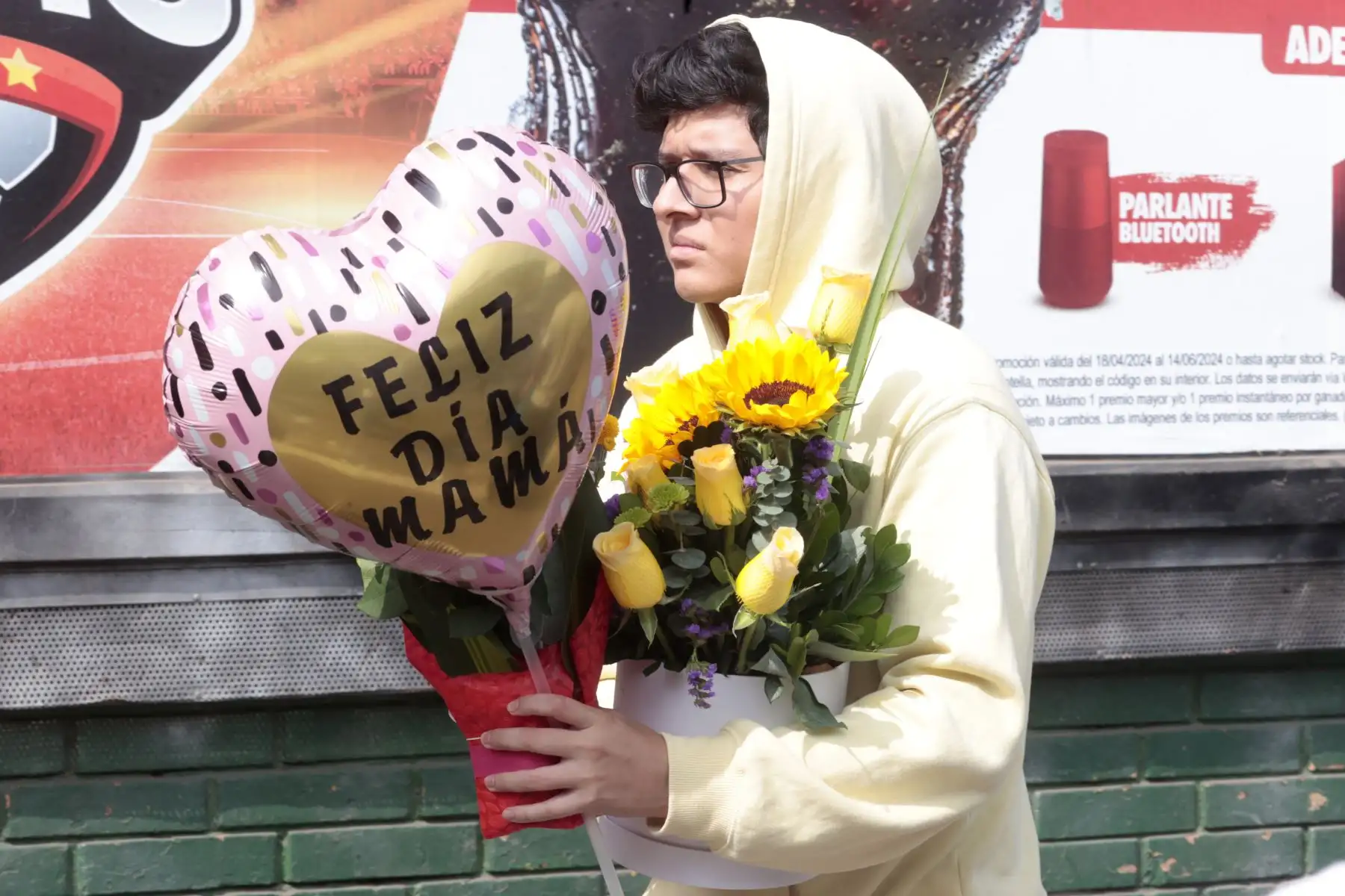 Venta de arreglos florales, rosas y otros artículos se incrementa en el Mercado de Flores de Acho por el Día de la Madre. Foto: ANDINA/Vidal Tarqui.