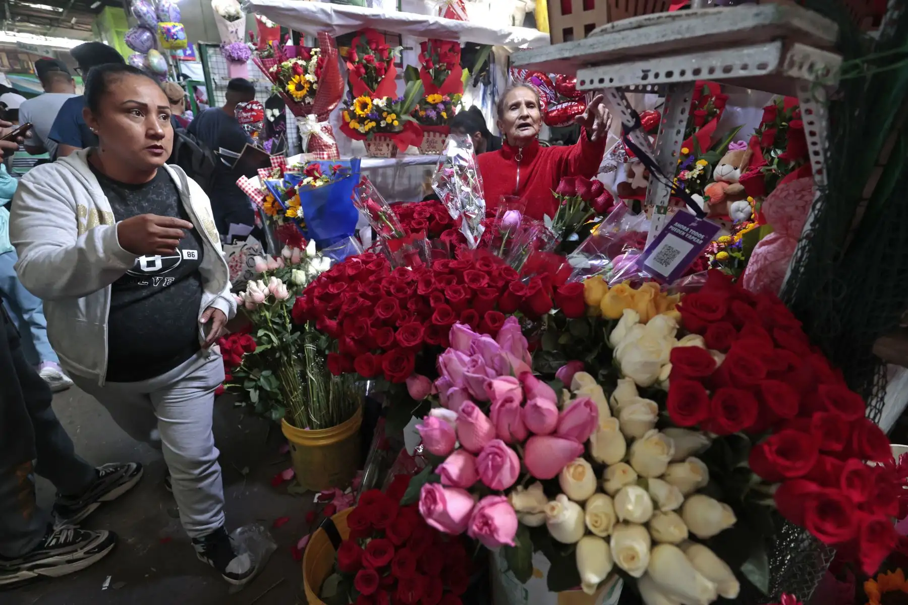 Venta de arreglos florales, rosas y otros artículos se incrementa en el Mercado de Flores de Acho por el Día de la Madre. Foto: ANDINA/Vidal Tarqui.