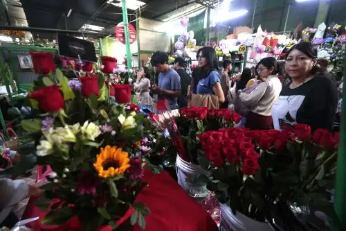 Dia madre mercado de flores en el Rímac con alta concurrencia de público