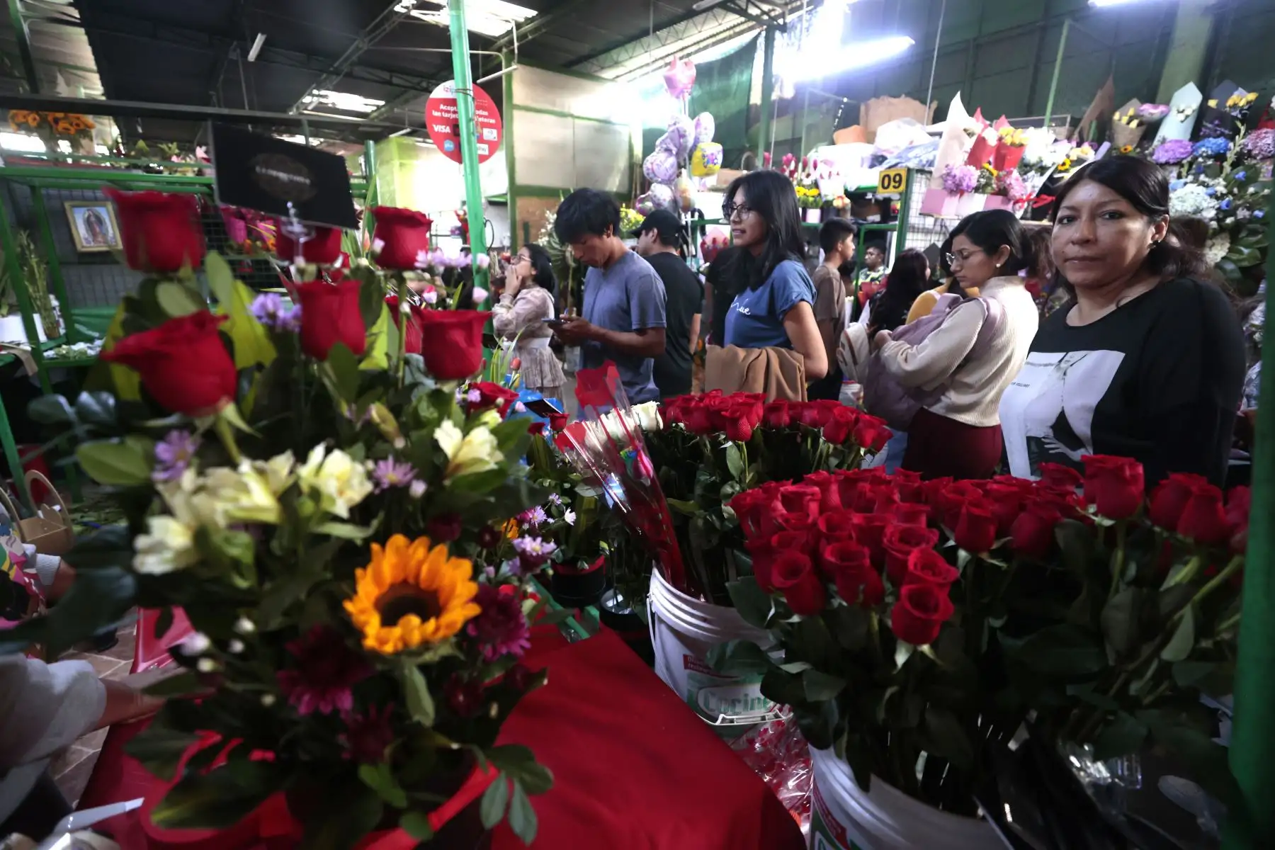 Día de la Madre: mercado de flores en el Rímac registra masiva concurrencia de público