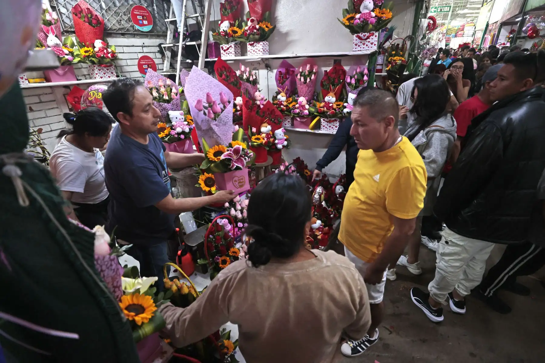 Venta de arreglos florales, rosas y otros artículos se incrementa en el Mercado de Flores de Acho por el Día de la Madre. Foto: ANDINA/Vidal Tarqui.