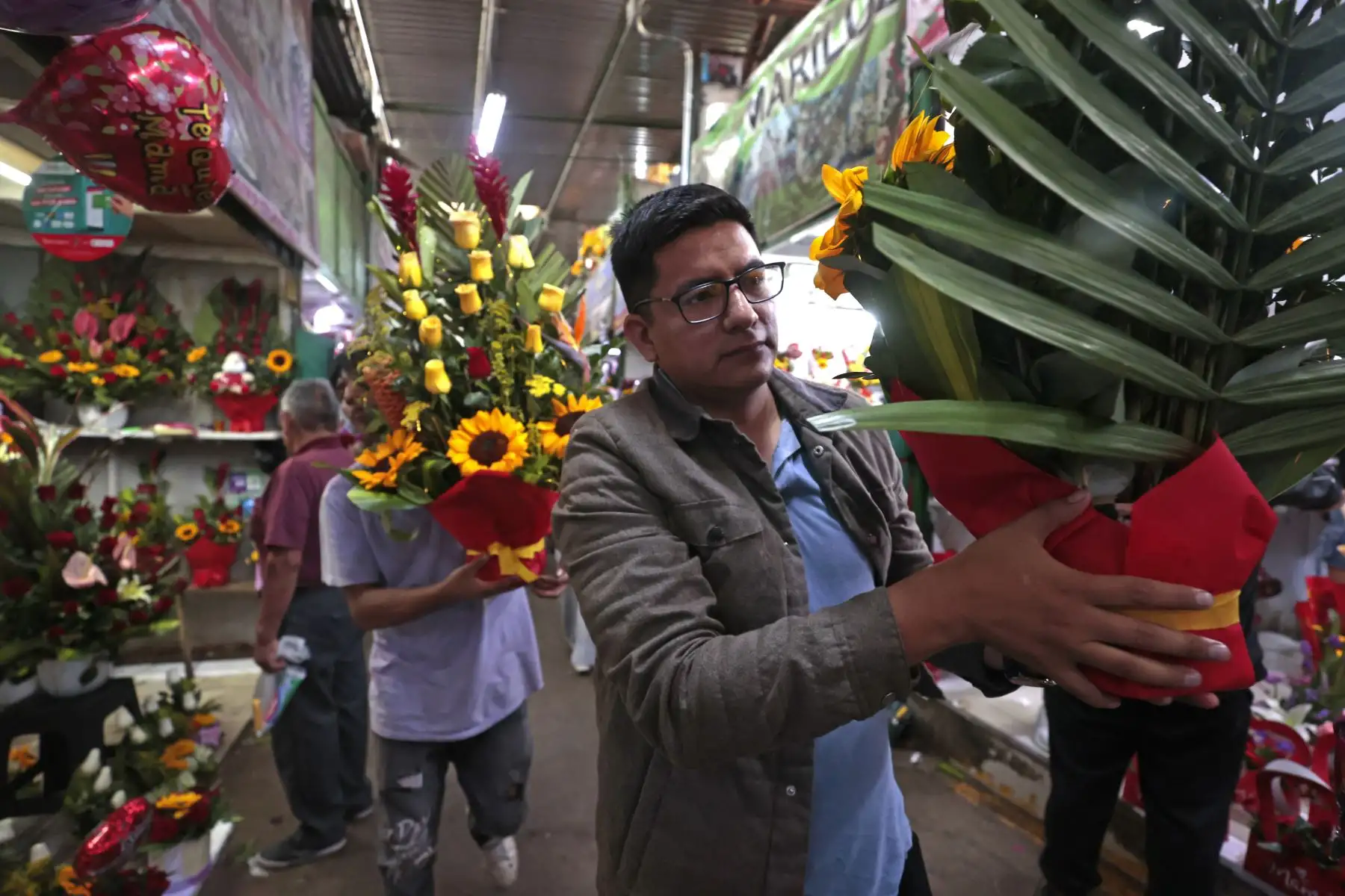Venta de arreglos florales, rosas y otros artículos se incrementa en el Mercado de Flores de Acho por el Día de la Madre. Foto: ANDINA/Vidal Tarqui.
