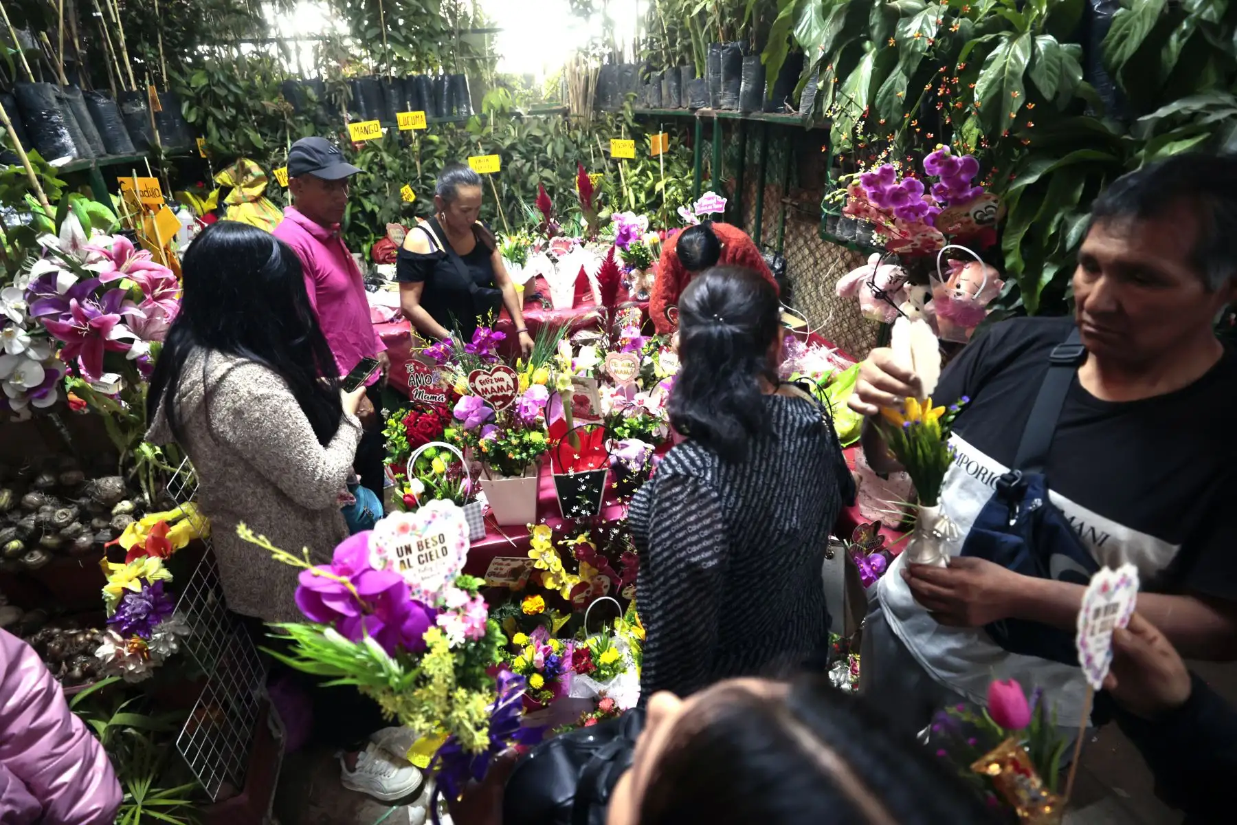 Venta de arreglos florales, rosas y otros artículos se incrementa en el Mercado de Flores de Acho por el Día de la Madre. Foto: ANDINA/Vidal Tarqui.