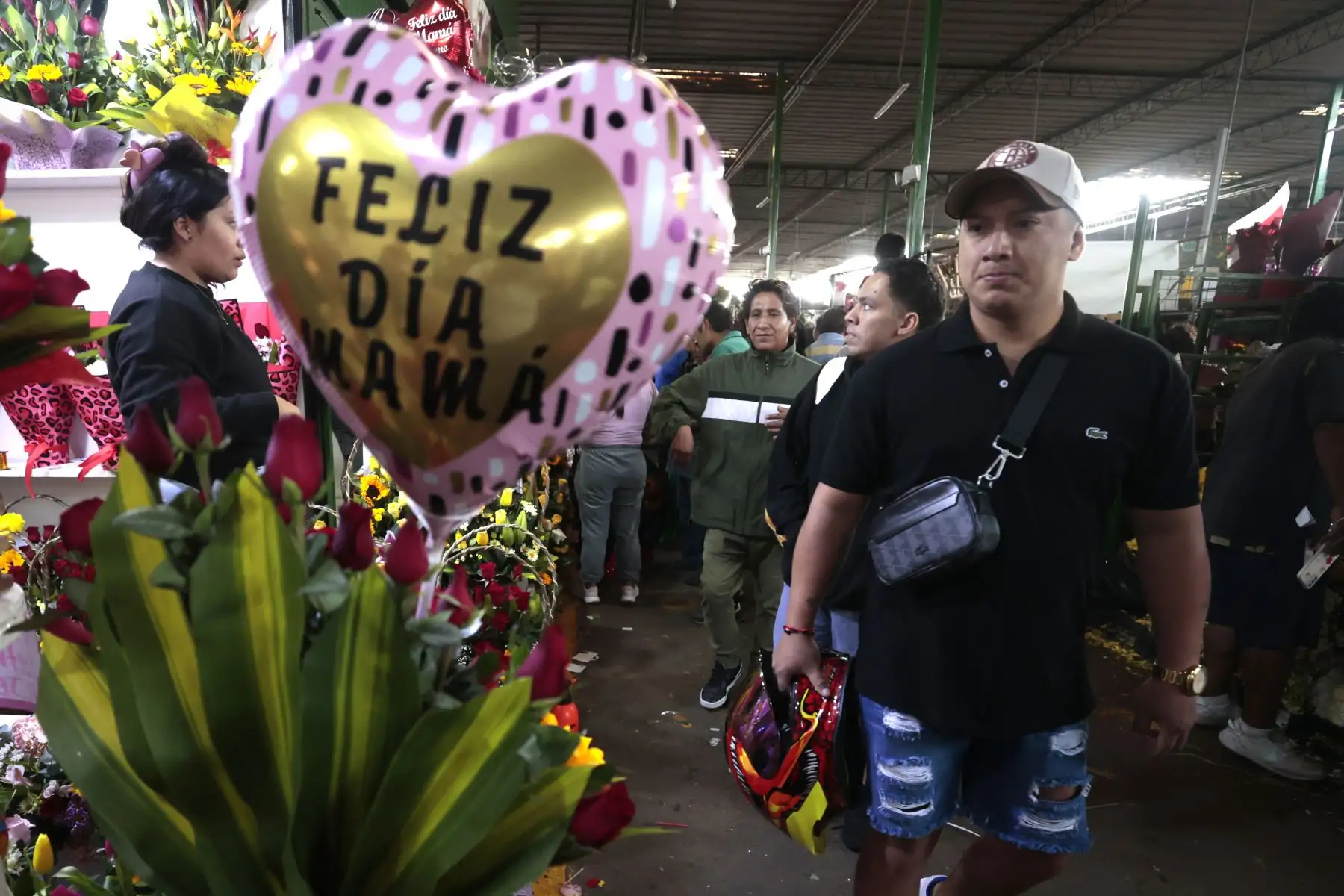 Venta de arreglos florales, rosas y otros artículos se incrementa en el Mercado de Flores de Acho por el Día de la Madre. Foto: ANDINA/Vidal Tarqui.