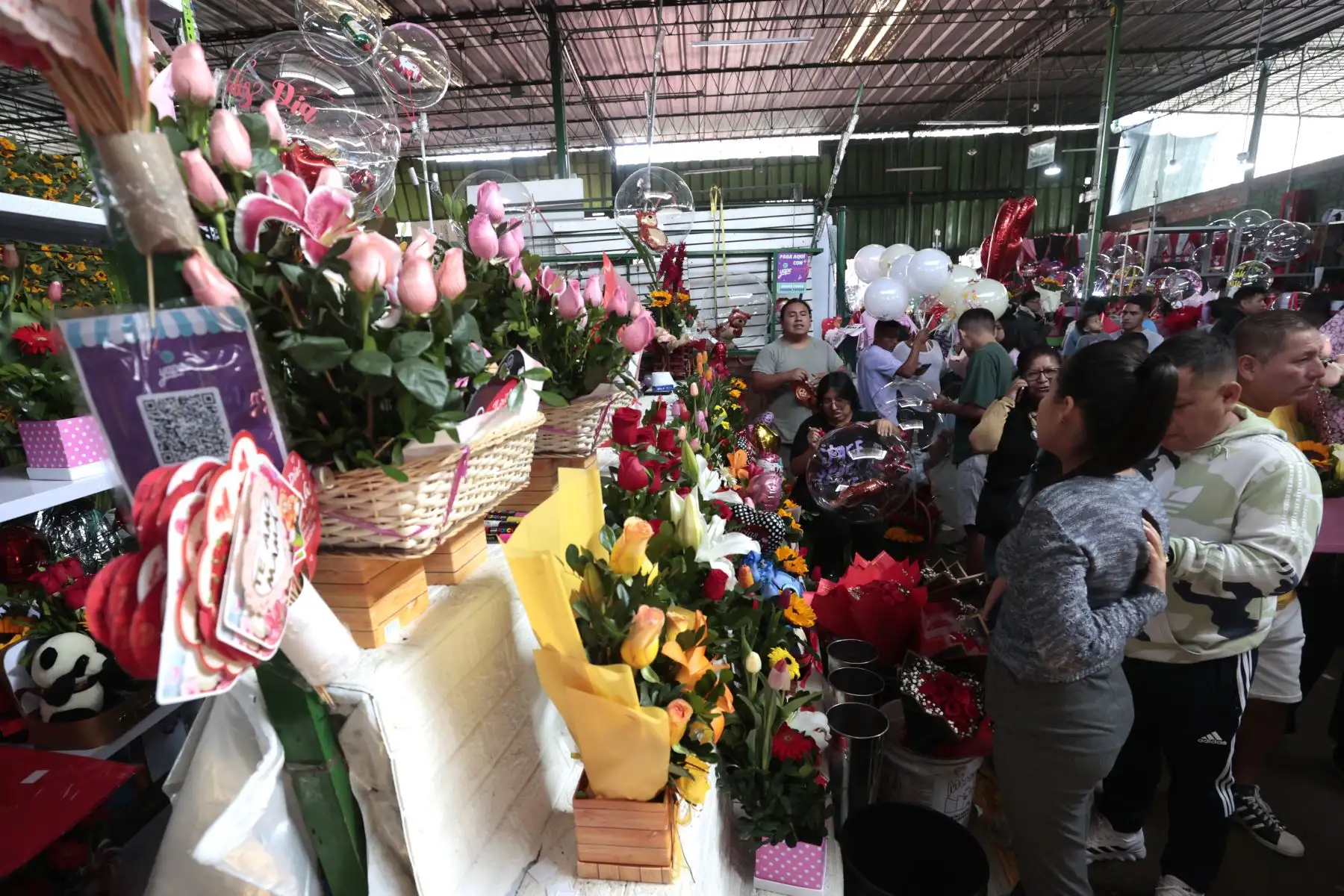 Venta de arreglos florales, rosas y otros artículos se incrementa en el Mercado de Flores de Acho por el Día de la Madre. Foto: ANDINA/Vidal Tarqui.