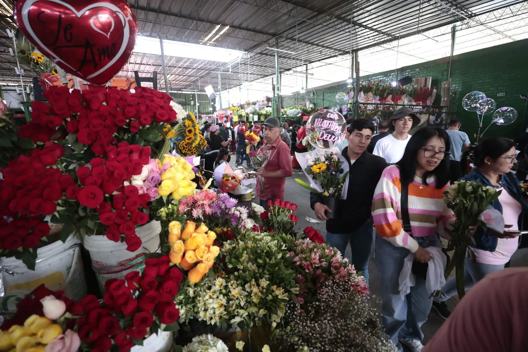 Venta de arreglos florales, rosas y otros artículos se incrementa en el Mercado de Flores de Acho por el Día de la Madre. Foto: ANDINA/Vidal Tarqui.
