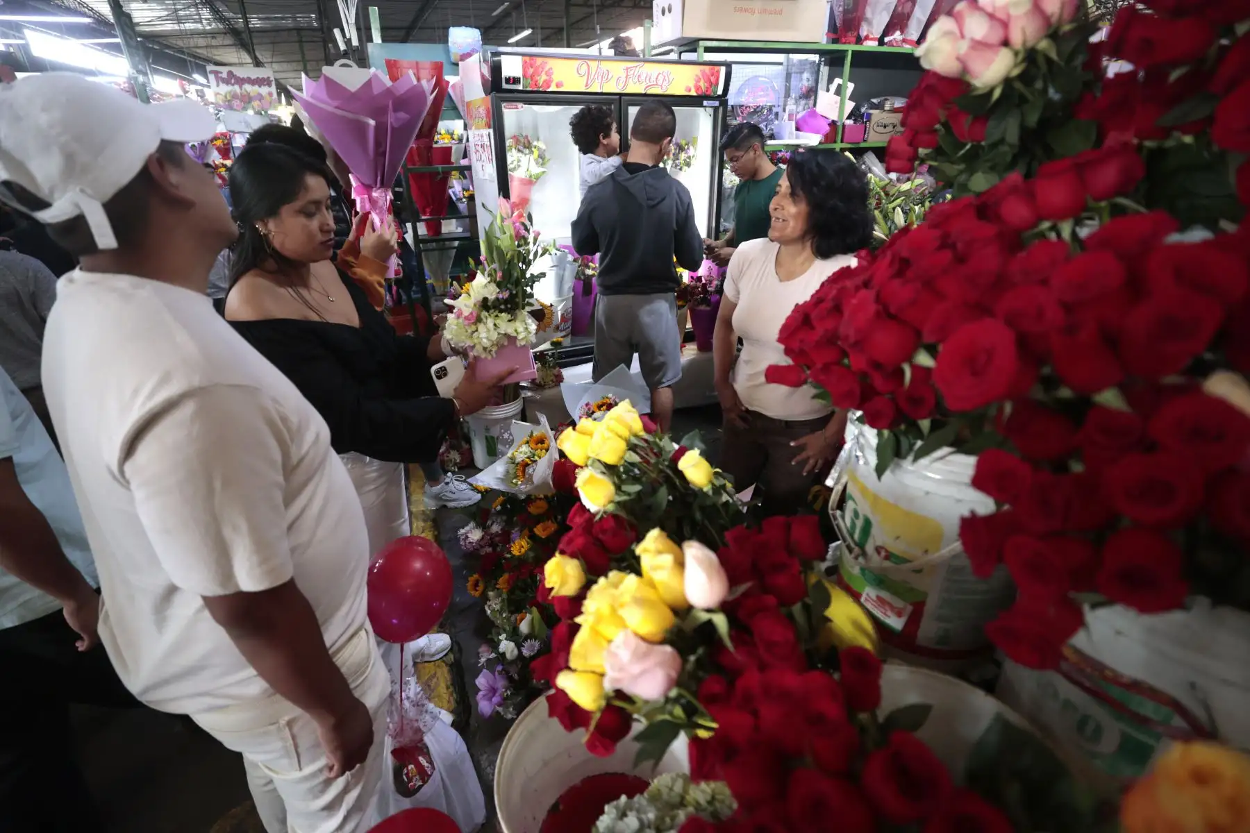 Venta de arreglos florales, rosas y otros artículos se incrementa en el Mercado de Flores de Acho por el Día de la Madre. Foto: ANDINA/Vidal Tarqui.