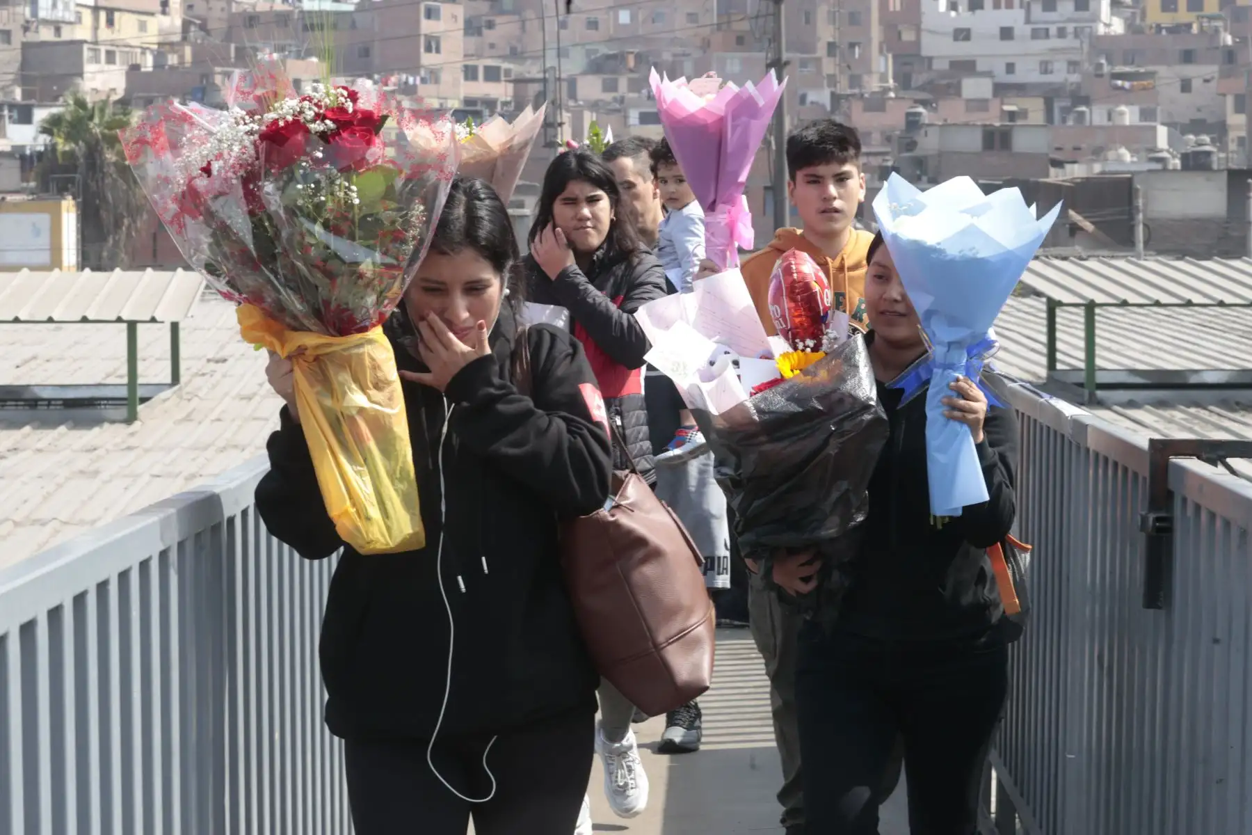 Venta de arreglos florales, rosas y otros artículos se incrementa en el Mercado de Flores de Acho por el Día de la Madre. Foto: ANDINA/Vidal Tarqui.