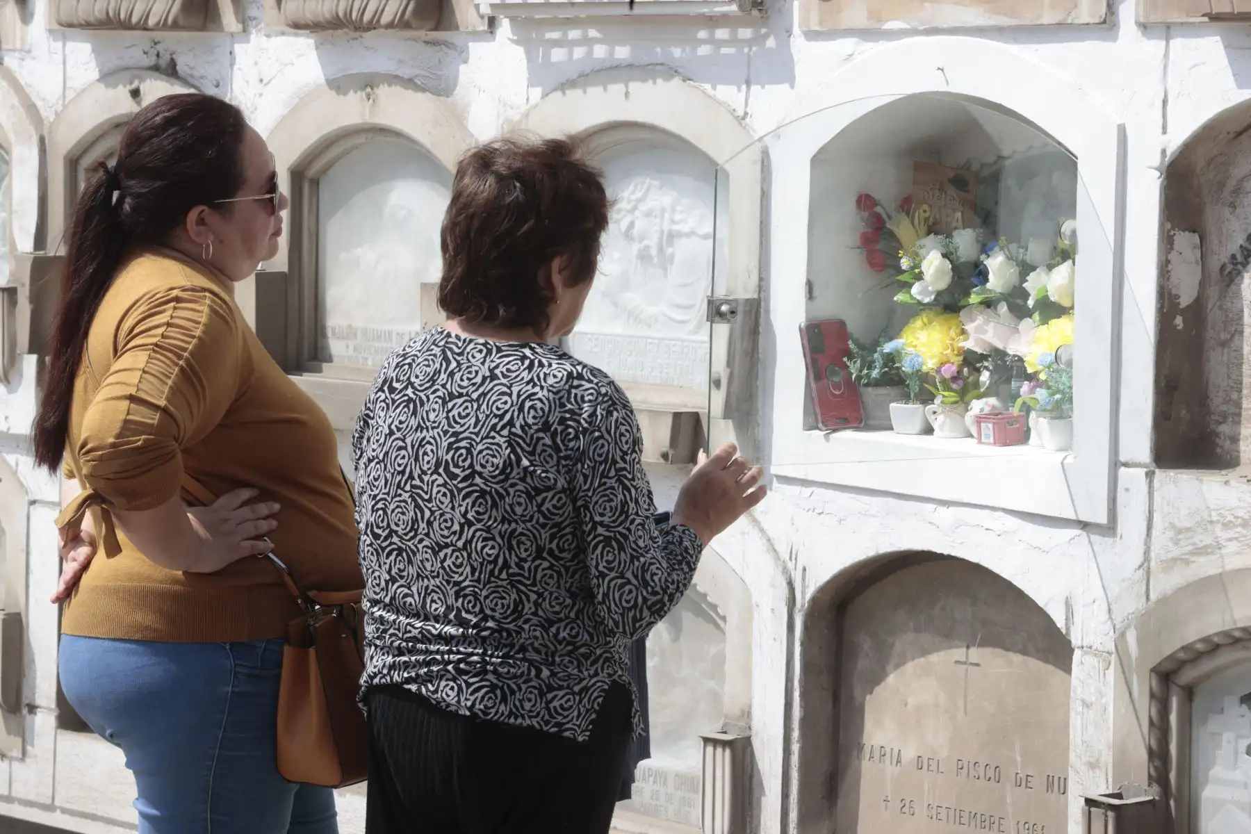 Familias enteras comenzaron a ingresar a los camposantos para recordar con una oración, en cementerio el Ángel.
Foto: ANDINA/ Vidal Tarqui