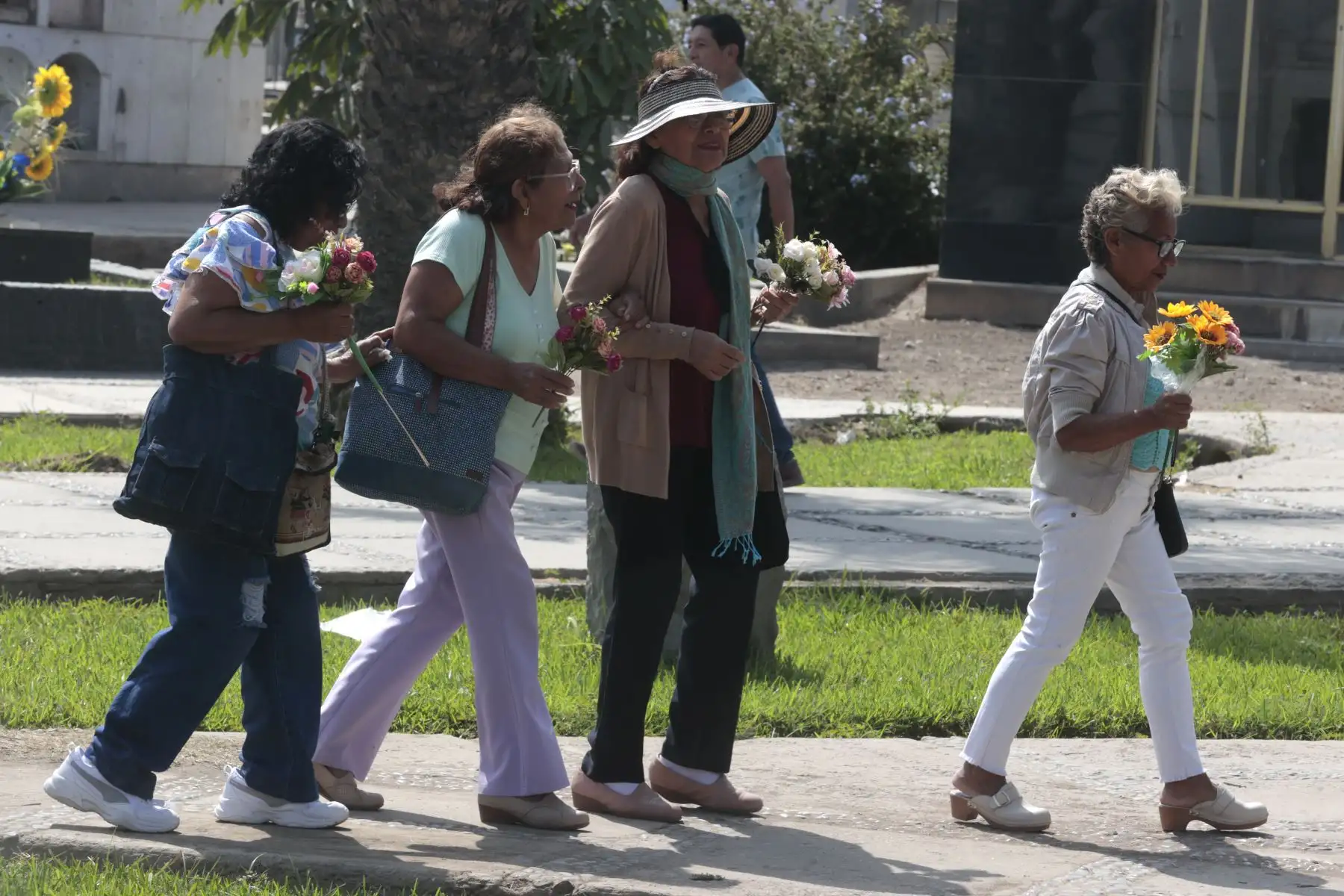 Familias enteras comenzaron a ingresar a los camposantos para recordar con una oración, en cementerio el Ángel.
Foto: ANDINA/ Vidal Tarqui