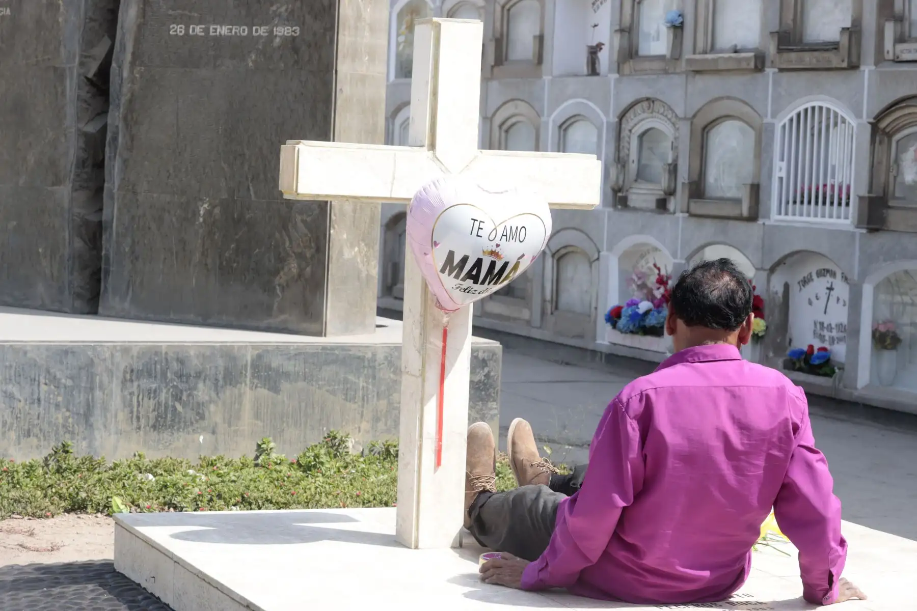 Familias enteras comenzaron a ingresar a los camposantos para recordar con una oración, en cementerio el Ángel.
Foto: ANDINA/ Vidal Tarqui