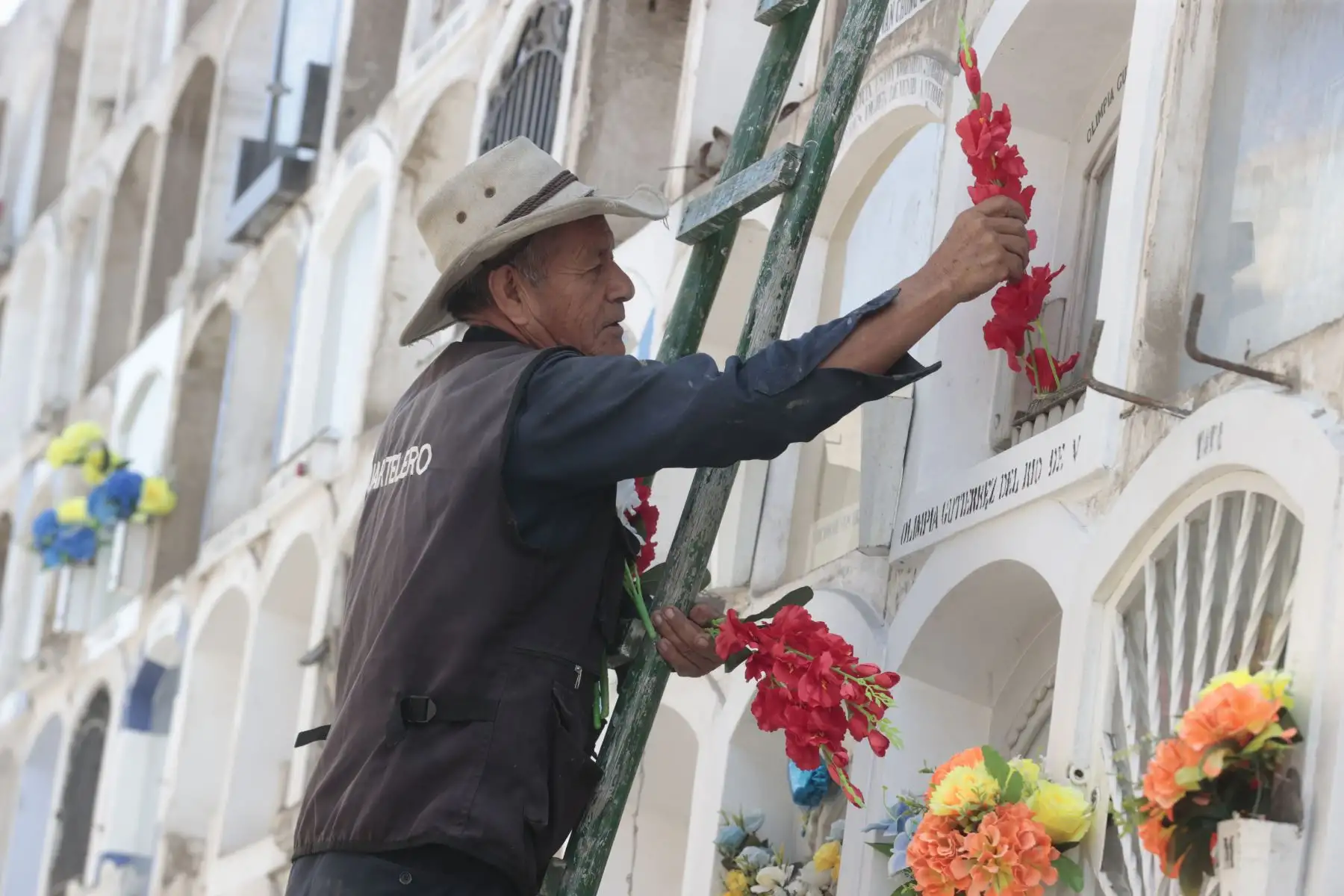 Familias enteras comenzaron a ingresar a los camposantos para recordar con una oración, en cementerio el Ángel.
Foto: ANDINA/ Vidal Tarqui