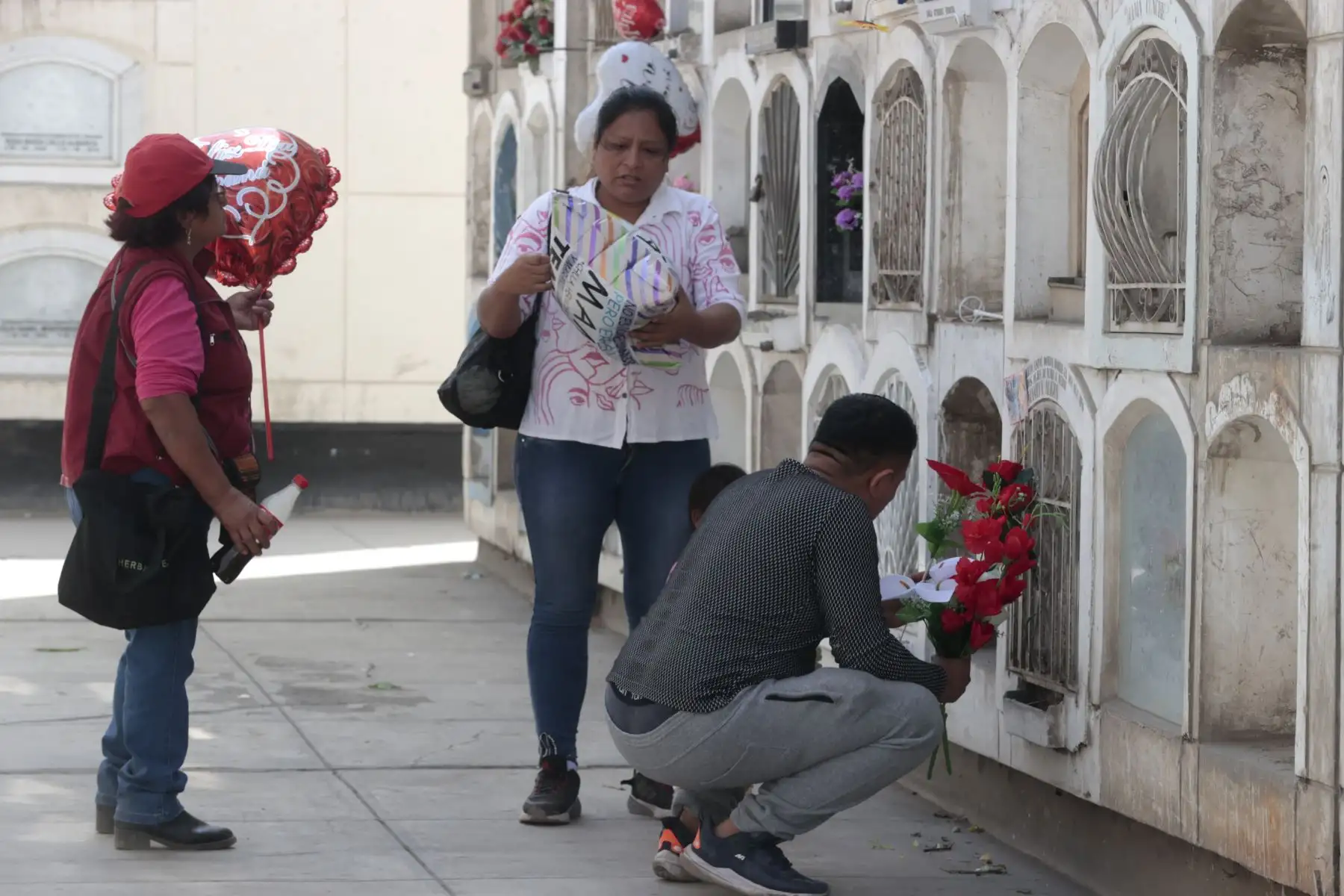 Familias enteras comenzaron a ingresar a los camposantos para recordar con una oración, en cementerio el Ángel.
Foto: ANDINA/ Vidal Tarqui