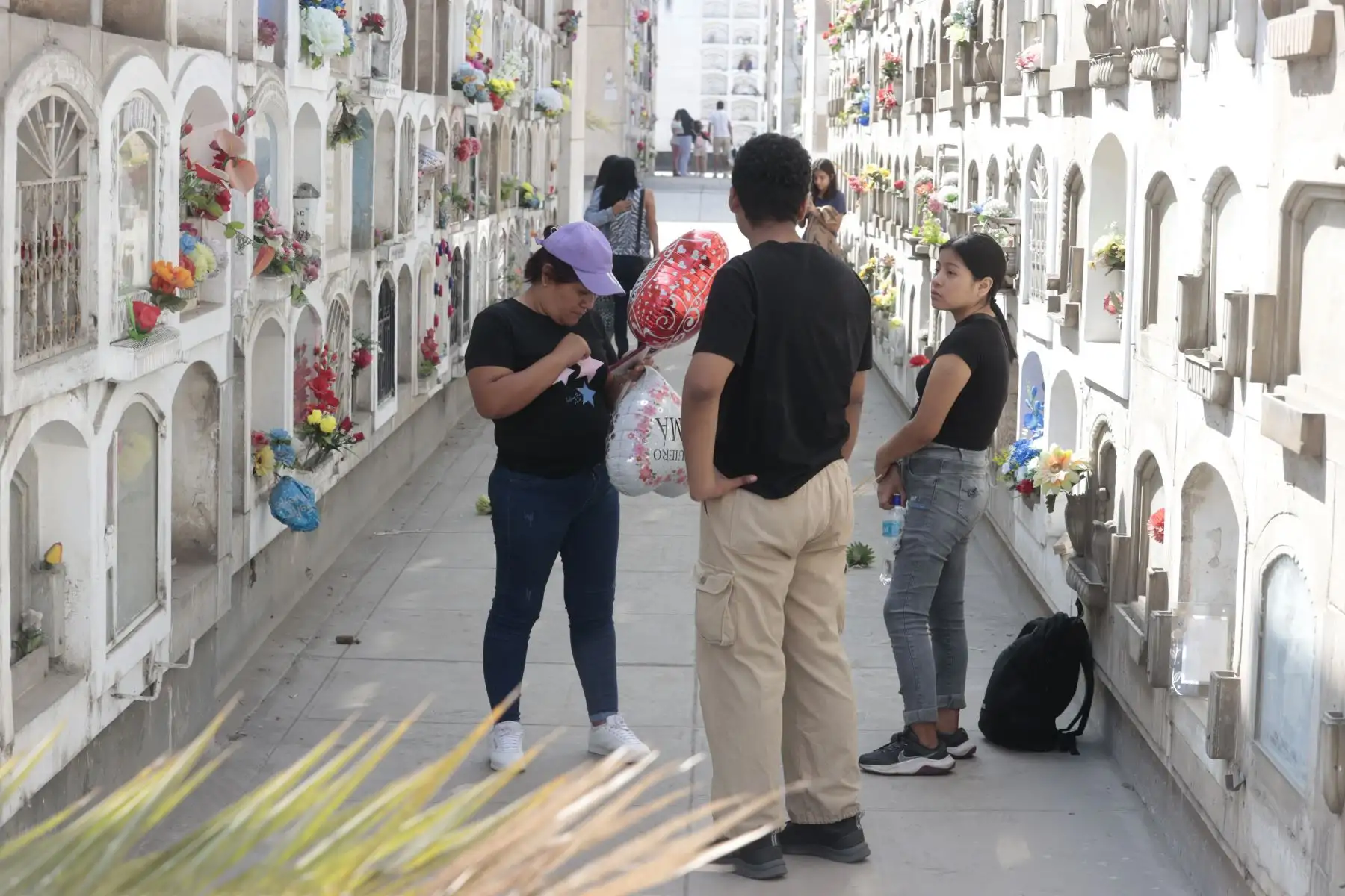 Familias enteras comenzaron a ingresar a los camposantos para recordar con una oración, en cementerio el Ángel.
Foto: ANDINA/ Vidal Tarqui