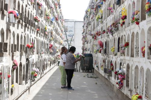 Día de la Madre: miles de personas visitan cementerios en Lima y Callao