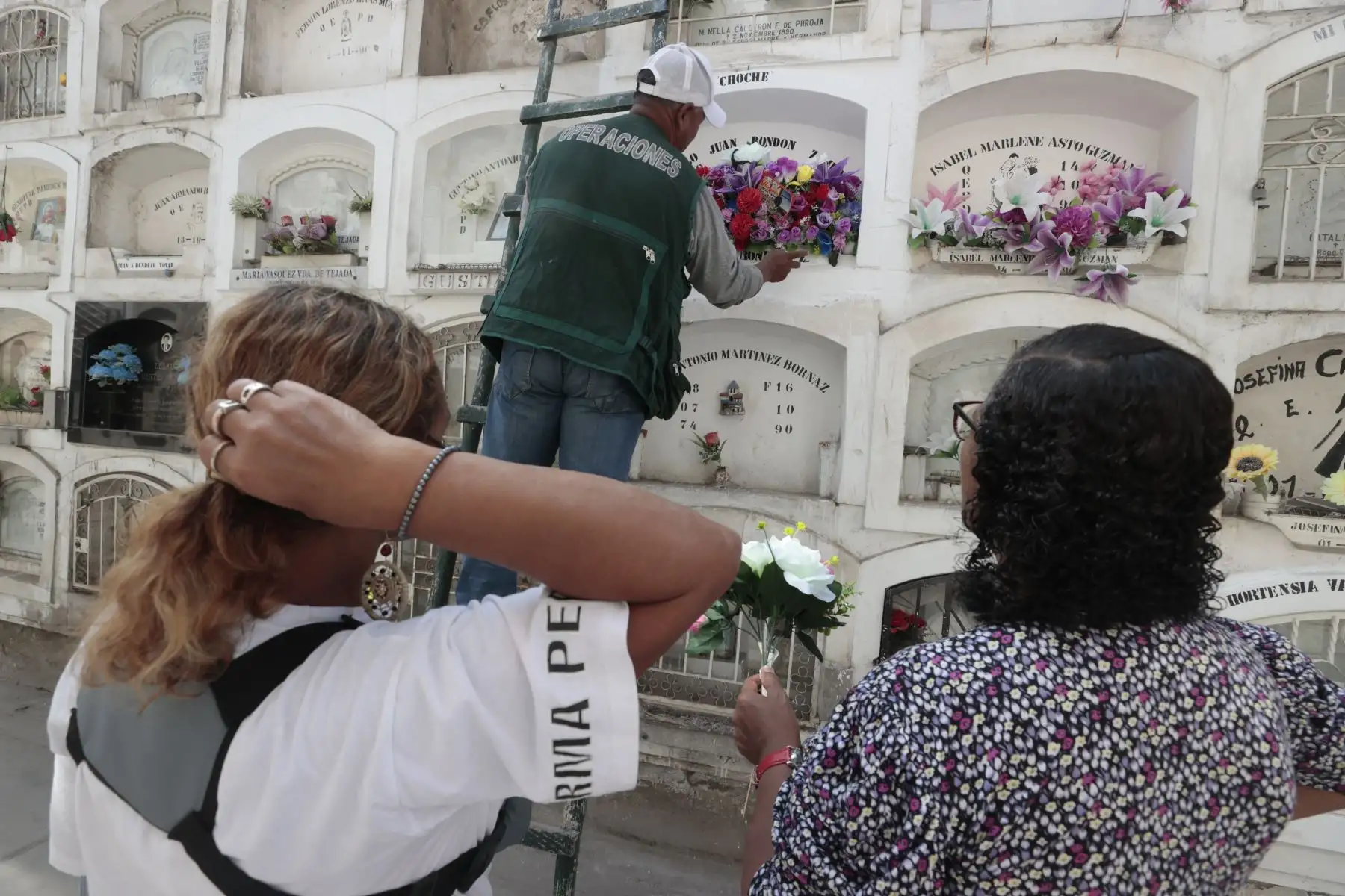 Familias enteras comenzaron a ingresar a los camposantos para recordar con una oración, en cementerio el Ángel.
Foto: ANDINA/ Vidal Tarqui