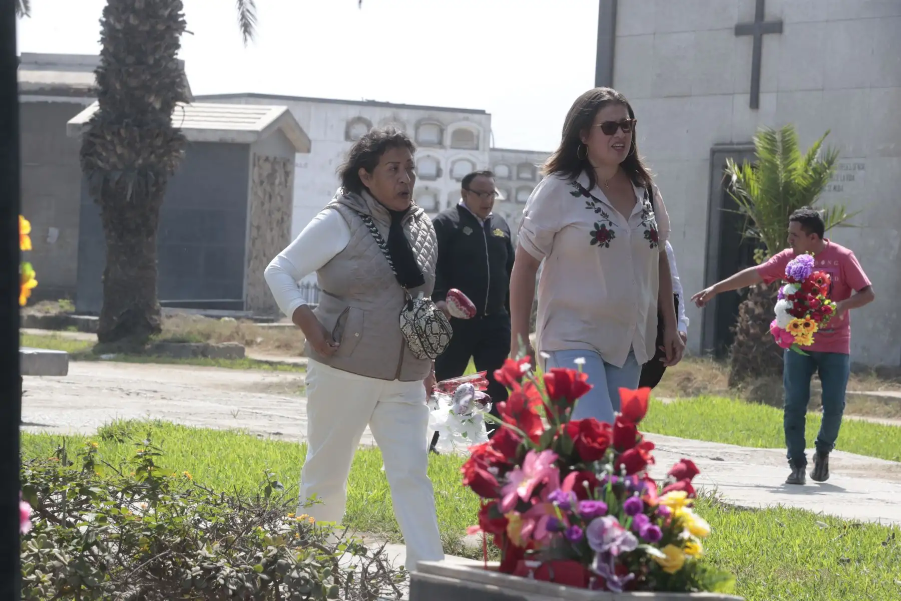 Familias enteras comenzaron a ingresar a los camposantos para recordar con una oración, en cementerio el Ángel.
Foto: ANDINA/ Vidal Tarqui