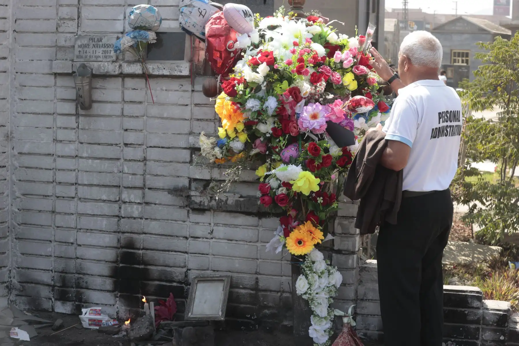 Familias enteras comenzaron a ingresar a los camposantos para recordar con una oración, en cementerio el Ángel.
Foto: ANDINA/ Vidal Tarqui