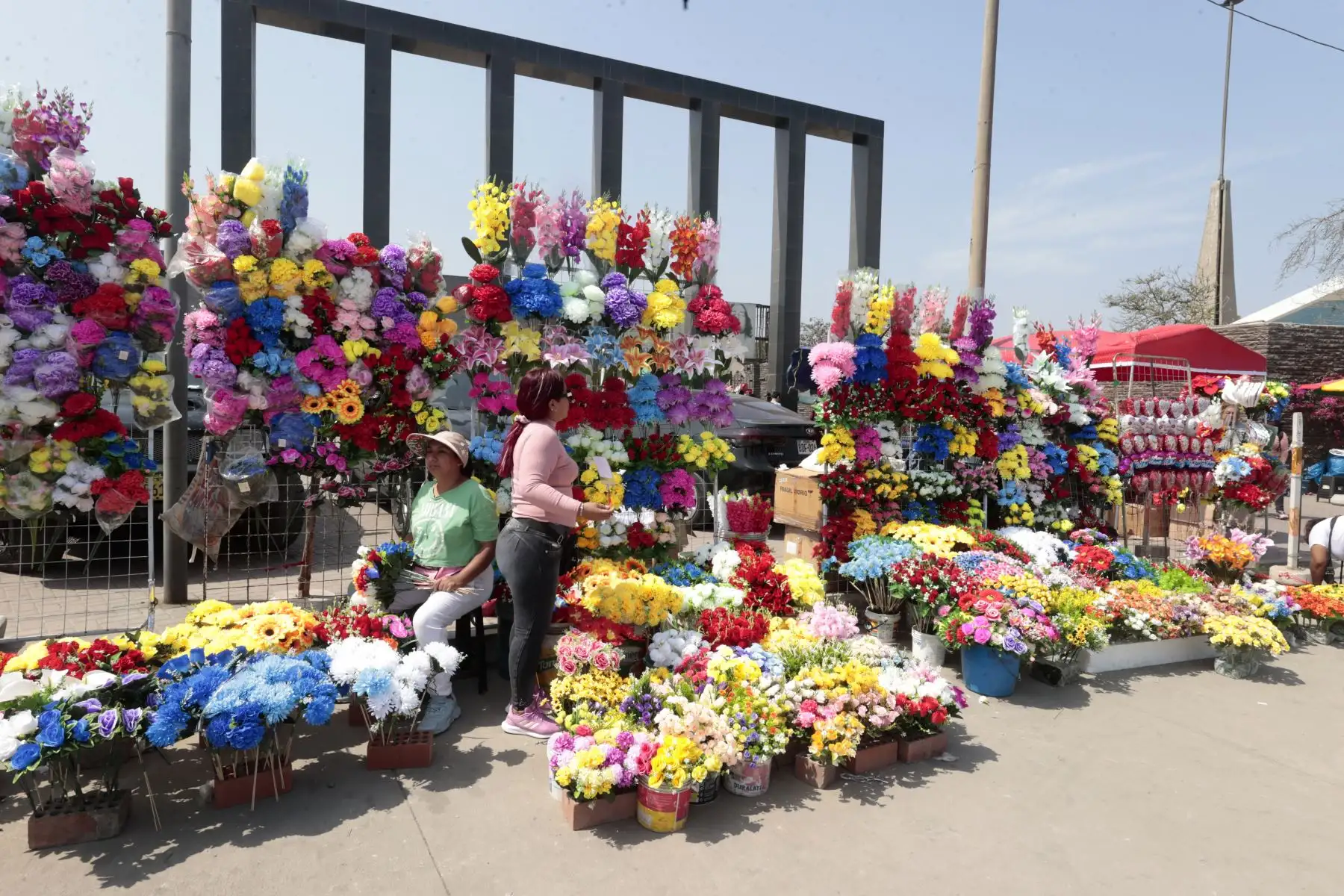 Familias enteras comenzaron a ingresar a los camposantos para recordar con una oración, en cementerio el Ángel.
Foto: ANDINA/ Vidal Tarqui