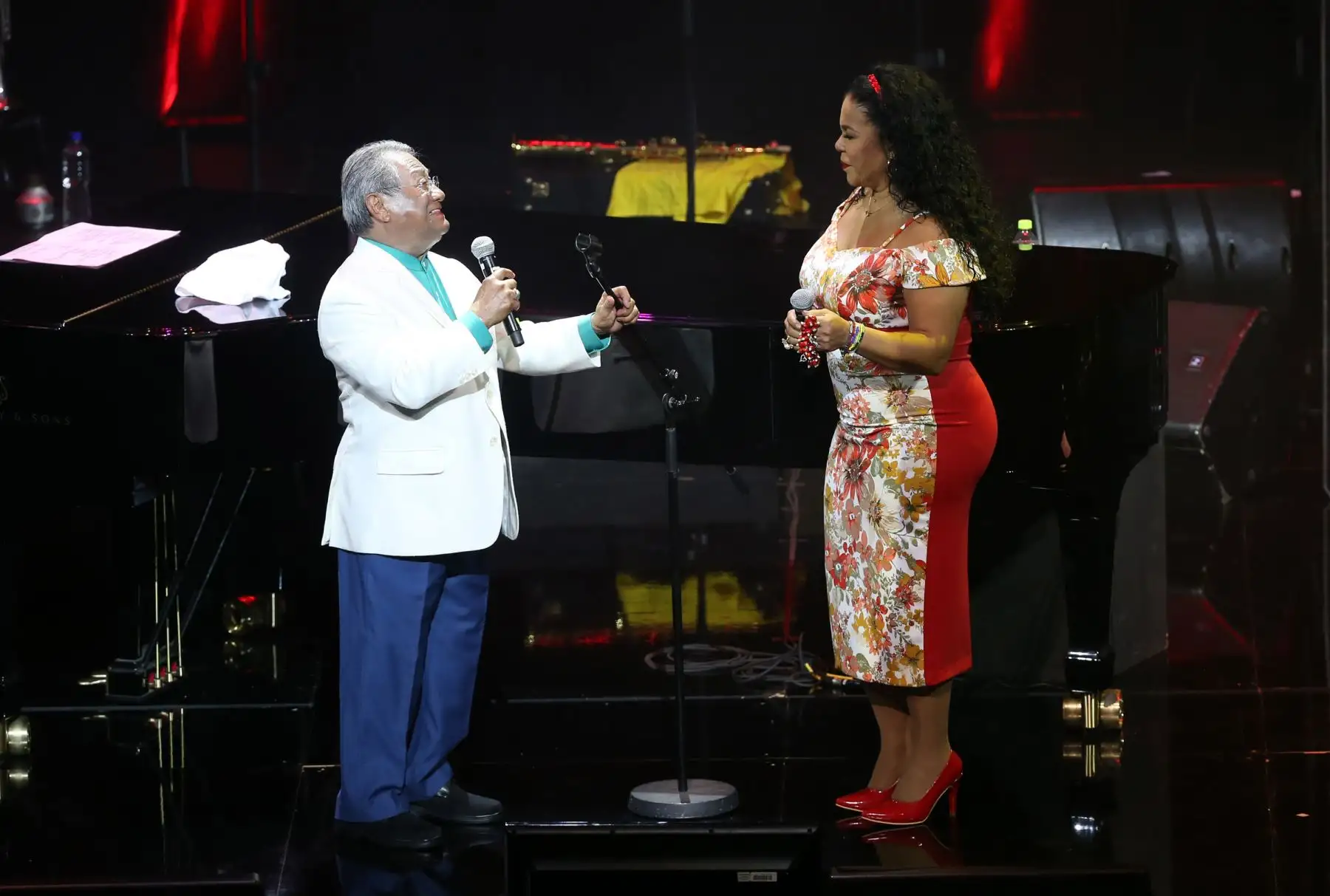El canta autor  Armando Manzanero junto a la cantante peruana Eva Ayllón durante uno de sus conciertos. Foto: ANDINA