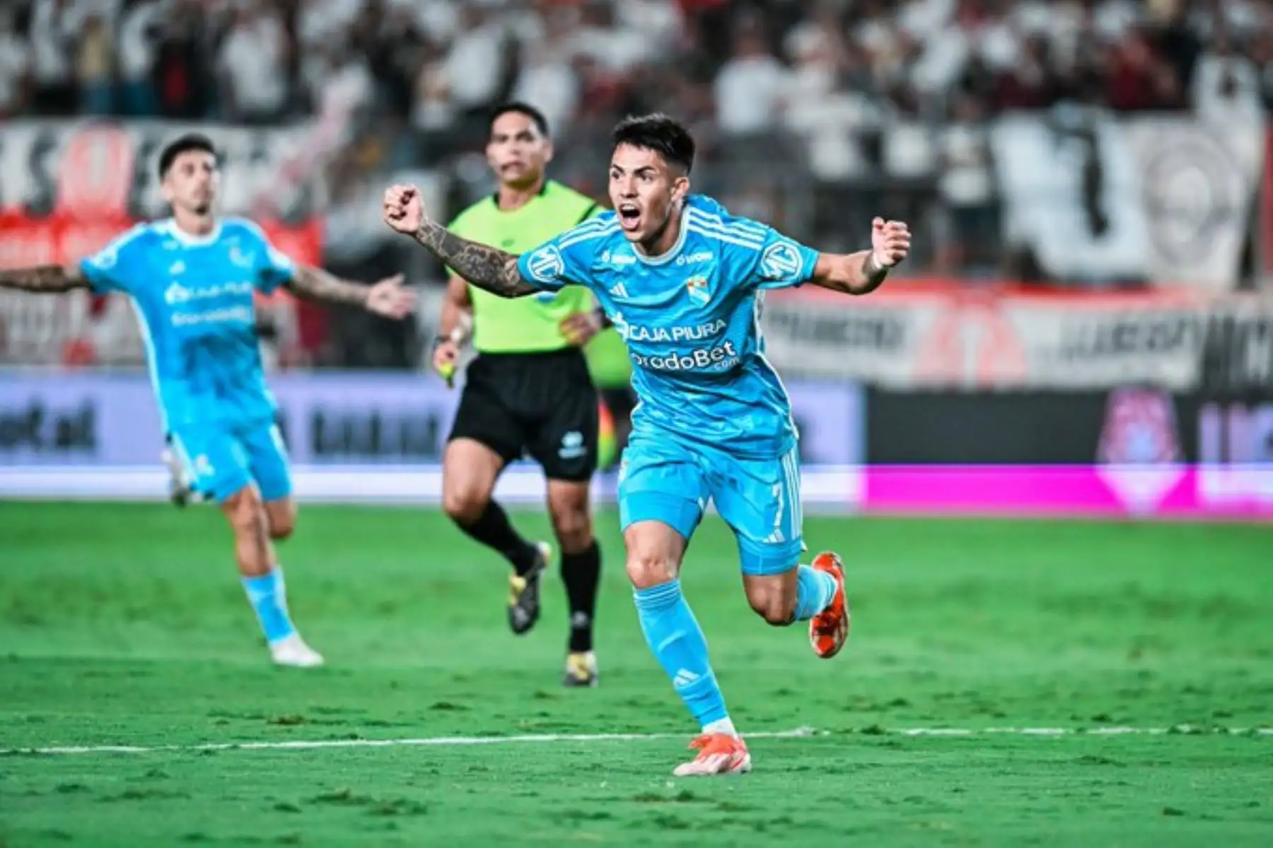 Santi Gonzalez anota el primer gol del partido que enfrenta Sporting Cristal vs la U. Foto: ANDINA/Difusión.