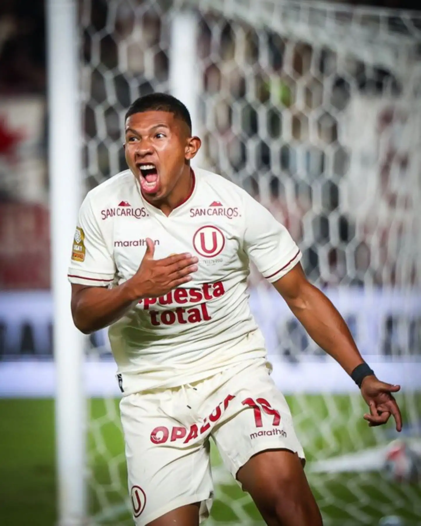 El oreja Flores anota el tercer gol del partido entre Universitario y Sporting Cristal. Foto:ANDINA