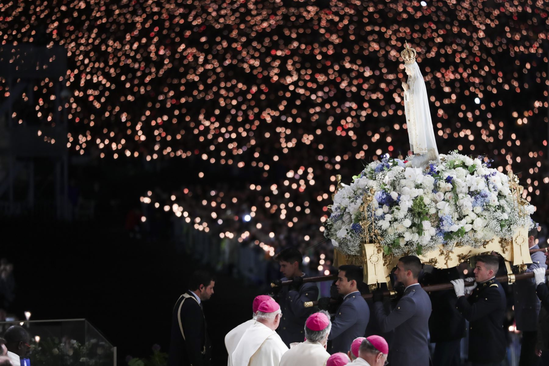La imagen de Nuestra Señora de Fátima es transportada durante la procesión con velas de la peregrinación del 13 de mayo al Santuario de Fátima, Portugal. Foto: EFE