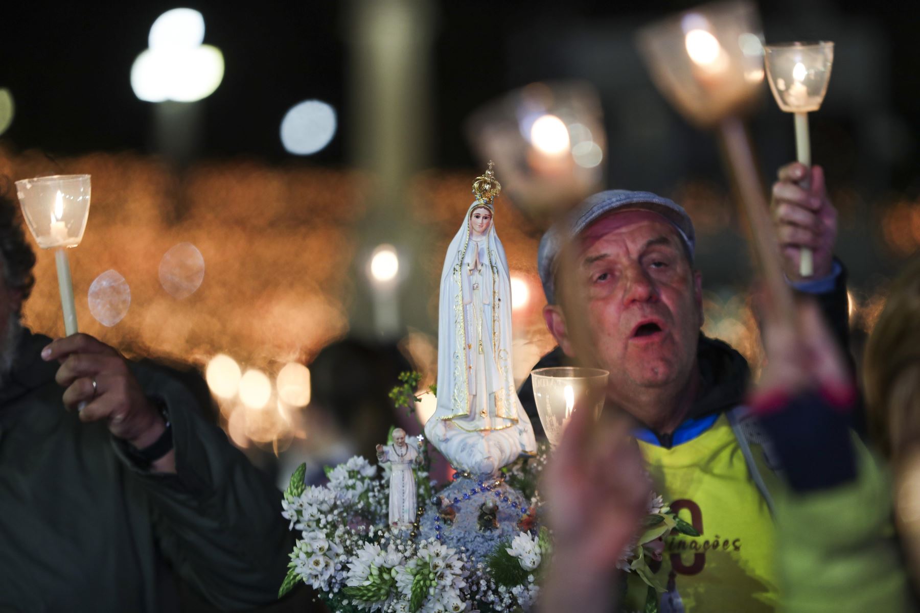 La imagen de Nuestra Señora de Fátima es transportada durante la procesión con velas de la peregrinación del 13 de mayo al Santuario de Fátima, Portugal. Foto:EFE