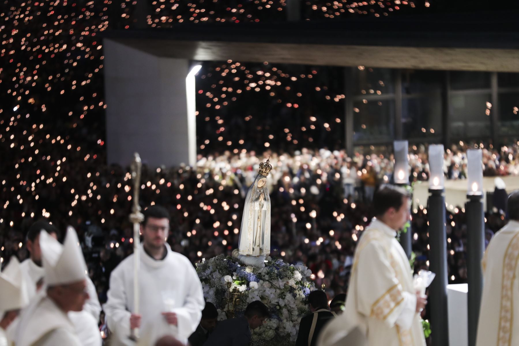 La imagen de Nuestra Señora de Fátima es transportada durante la procesión con velas de la peregrinación del 13 de mayo al Santuario de Fátima, Portugal. Foto: EFE