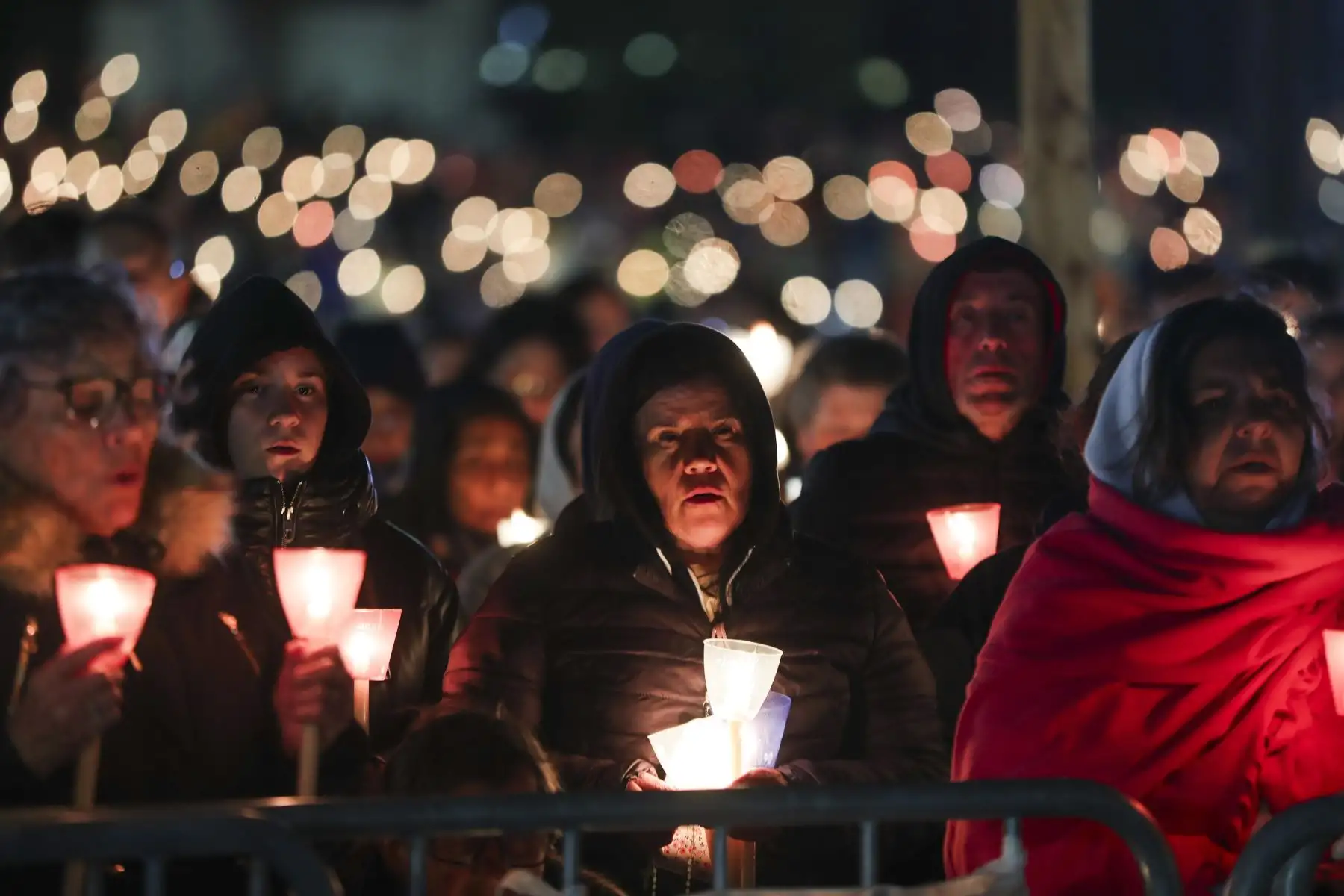 Los peregrinos participan en la procesión con velas de la peregrinación del 13 de mayo al Santuario de Fátima en Ourem, Portugal.. Foto:EFE