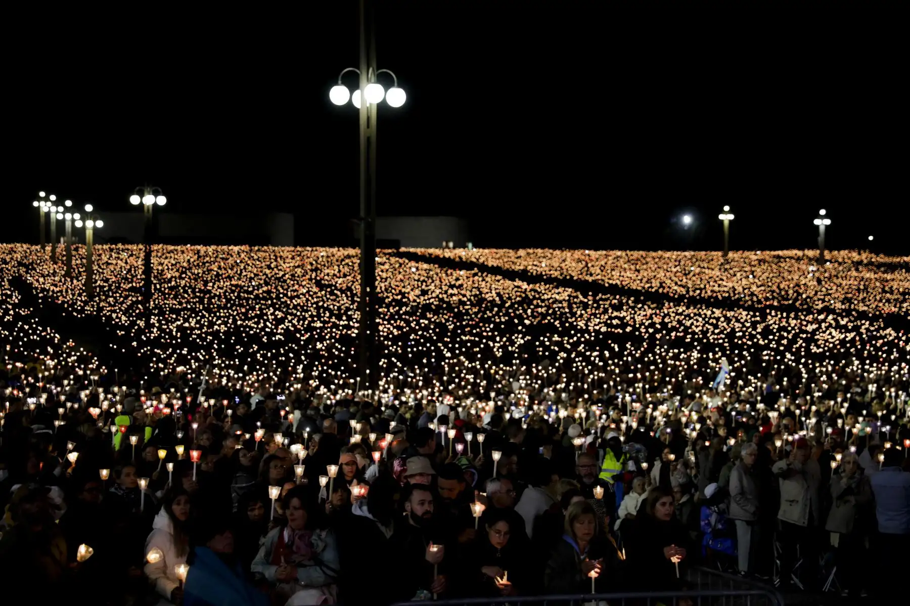 Los peregrinos participan en la procesión con velas de la peregrinación del 13 de mayo al Santuario de Fátima en Ourem, Portugal. Foto:EFE