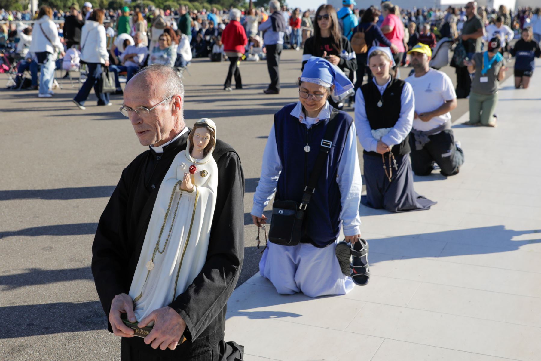 Los peregrinos participan en las ceremonias religiosas de la peregrinación del 13 de mayo en el Santuario de Fátima en Ourem, Portugal. Foto:EFE