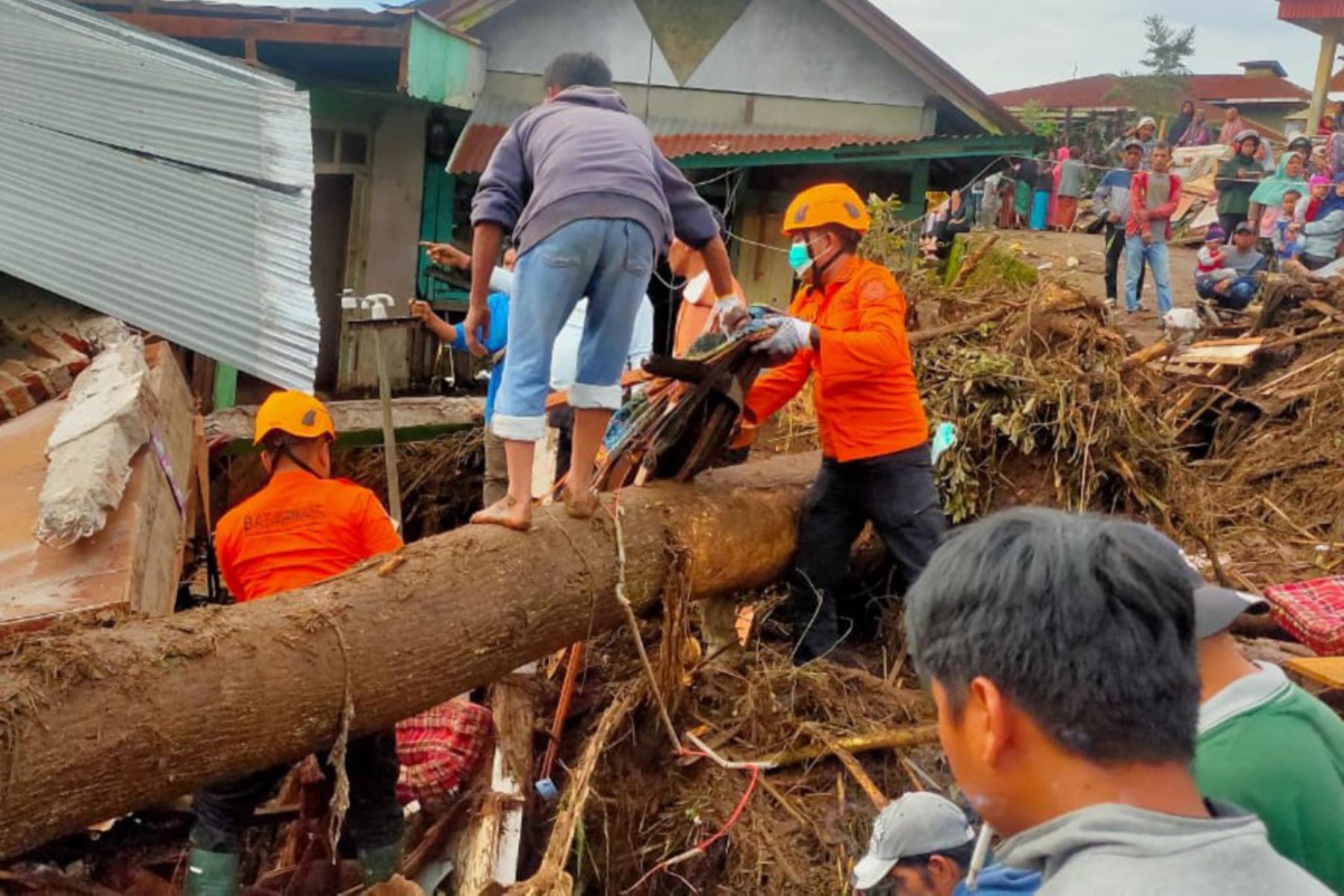 Personal participa en una operación de búsqueda en Tanah Datar, Sumatra Occidental. El número de personas muertas durante el fin de semana por las inundaciones repentinas y el flujo de lava fría de un volcán en el oeste de Indonesia aumentó a 41 y 17 más están desaparecidas. Foto: AFP