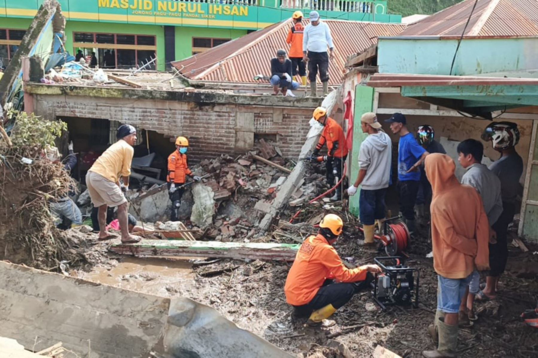 Personal participa en una operación de búsqueda en Tanah Datar, Sumatra Occidental. El número de personas muertas durante el fin de semana por las inundaciones repentinas y el flujo de lava fría de un volcán en el oeste de Indonesia aumentó a 41 y 17 más están desaparecidas. Foto: AFP