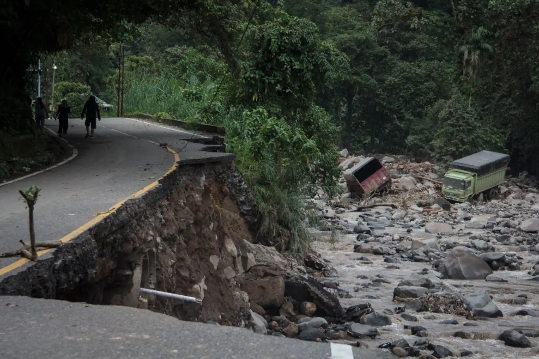 Los socorristas también buscan a 15 personas que permanecen desparecidas. Foto: AFP