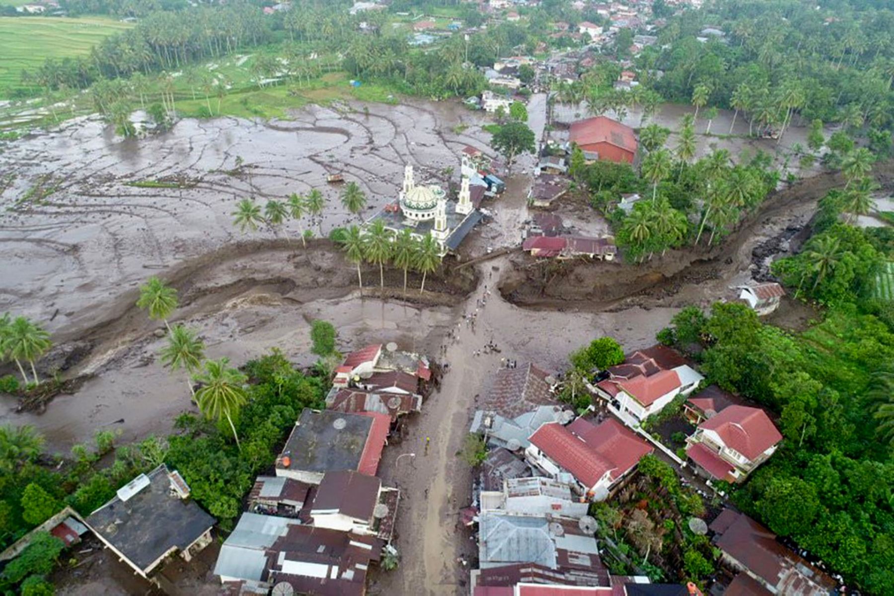 En el distrito de Agam, donde viven más de 500.000 personas, decenas de casas y edificios públicos sufrieron daños, y en el de Tanah Datar, de unos 370.000 habitantes, puentes, mezquitas y viviendas se vieron afectados. Foto: AFP