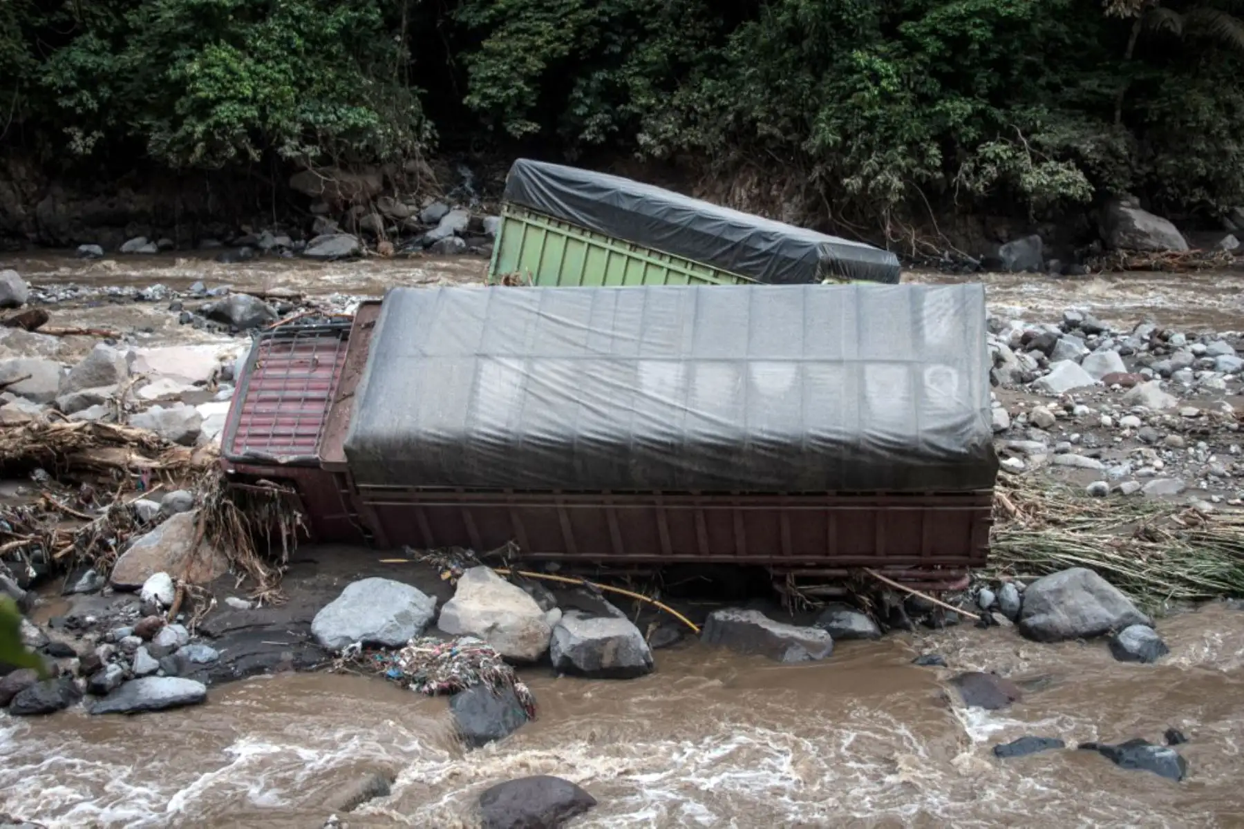 Las fuertes lluvias inundaron vecindarios enteros y arrastraron vehículos a un río cercano, mientras que las cenizas volcánicas y grandes rocas cayeron del Marapi. Foto: AFP