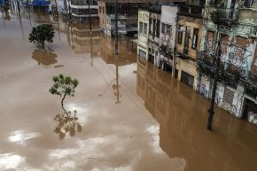 Suben a 148 los muertos por las inundaciones en el sur de Brasil.